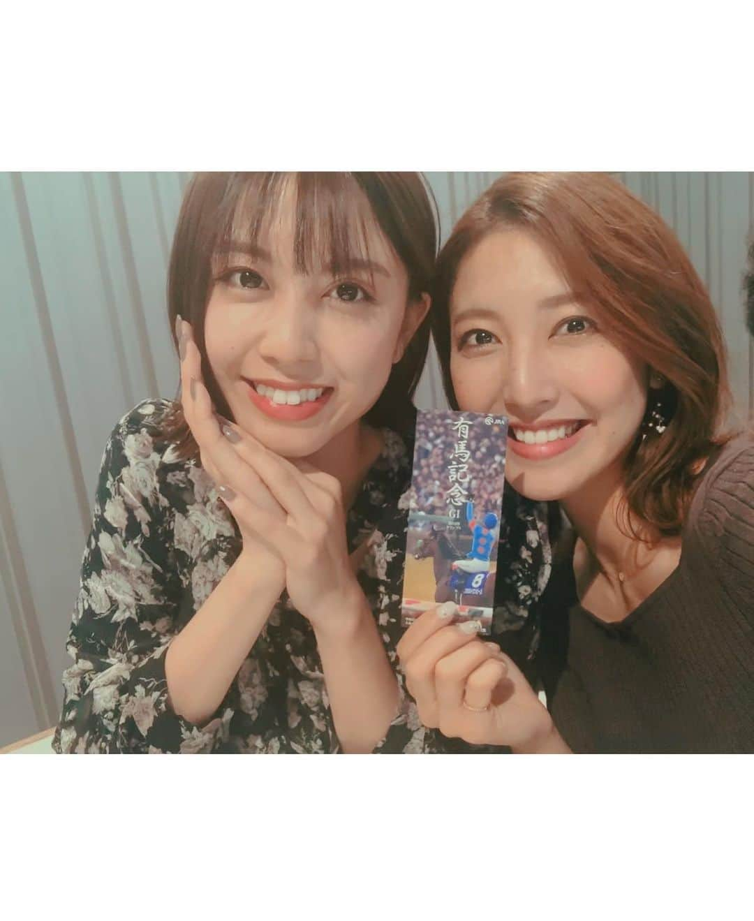 小澤陽子さんのインスタグラム写真 - (小澤陽子Instagram)「𝚒𝚗 𝚙𝚛𝚒𝚟𝚊𝚝𝚎❁  令和最初の有馬記念🏇 DAIGOさんに『in private!?』と聞かれましたが、、 はい、ほぼプライベートでした😂💓 朝の生放送を終えた後に、中山へ🚃  GⅠ馬11頭、そしてGⅠ6勝のアーモンドアイが出走の、超超超豪華な年！✨ . .  勝ったリスグラシュー。強かった… 〝女が強い時代〟なのですかね！？ . . これで引退… とても寂しいですが、国内外での華々しい成績で、日本の競馬に感動と希望、盛り上がりを与えてくれました。 他にも競馬界を賑わせてくれた馬たちが引退します。 子どもたちを見るのが楽しみですね☺️ ARIGATO☻  アーモンドアイは、まだこれからも走りますし、次に期待しましょう✨  #ちなみに馬券は全然だめでした😂 #でもそのあと最終の#クリスマスカップ #クリスマスカラーの枠連　で的中🎯 #UMAJO #有馬記念　#アーモンドアイ #リスグラシュー #有終の美 #春秋グランプリ制覇 #OMEDETO☻ #令和最初　の#有馬記念」12月23日 19時41分 - yoko.ozawa729