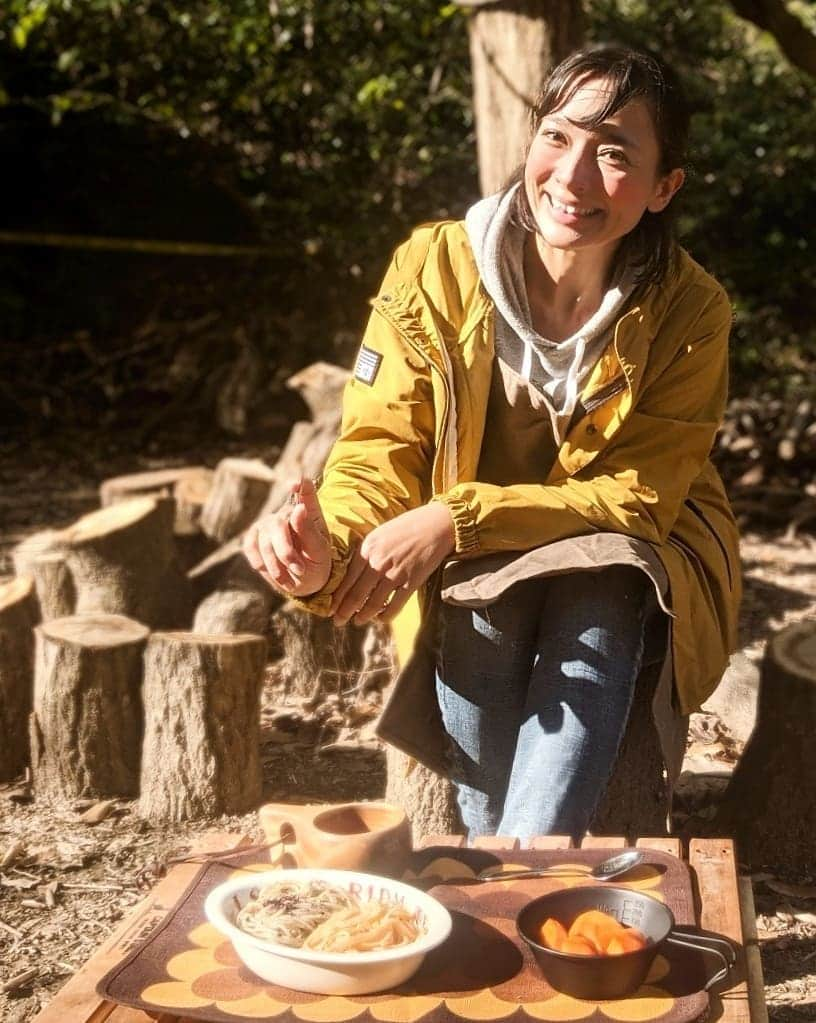 芳美リンさんのインスタグラム写真 - (芳美リンInstagram)「冬もお外ご飯✨﻿ ﻿ パスタ2種類で簡単ランチ。☺﻿ ﻿ ﻿ コムギケーション倶楽部 @comugication では、﻿ ﻿ 小麦を使ったコムギ食のレシピや、正しい糖質選択についての情報を発信しています✨﻿ ﻿ 小麦の正しい情報、ぜひチェックしてみてね♪﻿ ﻿ ﻿ #コムギケーション倶楽部#糖質選択#PR ﻿ #キャンプ#ピクニック#アウトドア#ソトレシピ﻿ #パスタ#ランチ」12月23日 19時44分 - lynn.lynn5