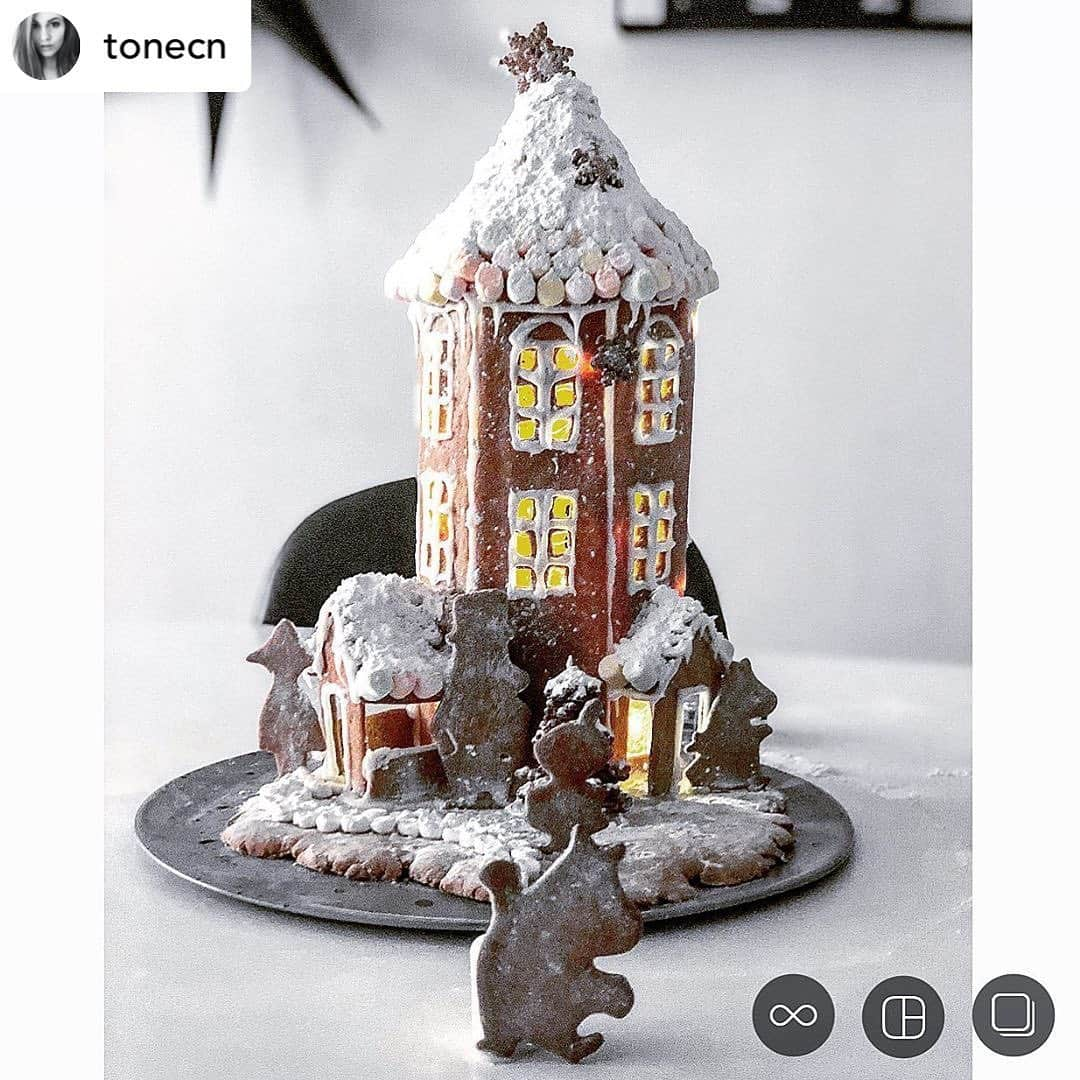 ムーミンさんのインスタグラム写真 - (ムーミンInstagram)「Oh, such a Moominous #MoominGingerBreadHouse 😍 🍪 Repost • @tonecn Siden alle andre legger ut så fine, majestetiske, fenomenalt fantastiske pepperkakehus så vil jo jeg også lage pepperkakehus!!!❄️ Etter flere forsøk har jeg dog måttet innse at arkitekten i meg har gått i dvale for vinteren 🤣 Men dette mummihuset er bra nok det, smaker sikkert like godt (ja, det er jo ferdigdeig fra rema 1000) 🖤🎄! Jeg vil faktisk kalle kunstverket «Mummihus i snøstorm» ❄️✨🎄🎅🏽🤶🏼 🍪 #moomin #moominofficial #moomingingerbread」12月23日 19時55分 - moominofficial