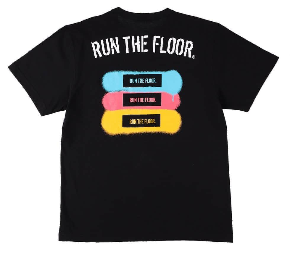 RUN THE FLOORのインスタグラム：「Spray Tee ¥ 4,800 (tax in)  color : black  ビビッドなカラーが特徴のコットンTシャツ普段着でガシガシ着まわせる一着 ※写真はイメージであり、実物とは異なる場合がございますので御了承ください。  #RunTheFloor #RTF」