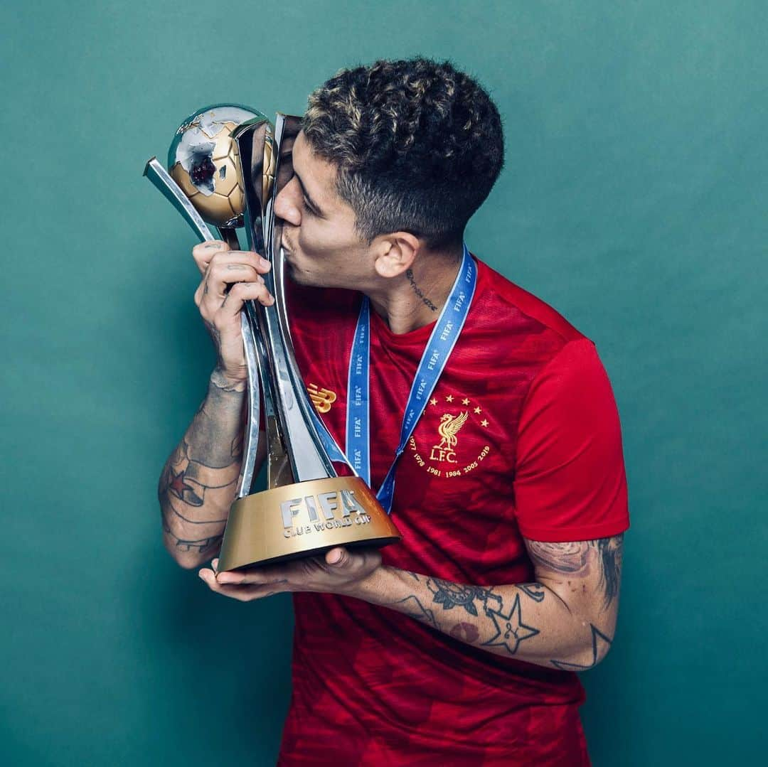 ロベルト・フィルミーノさんのインスタグラム写真 - (ロベルト・フィルミーノInstagram)「🏆🌍」12月23日 19時49分 - roberto_firmino