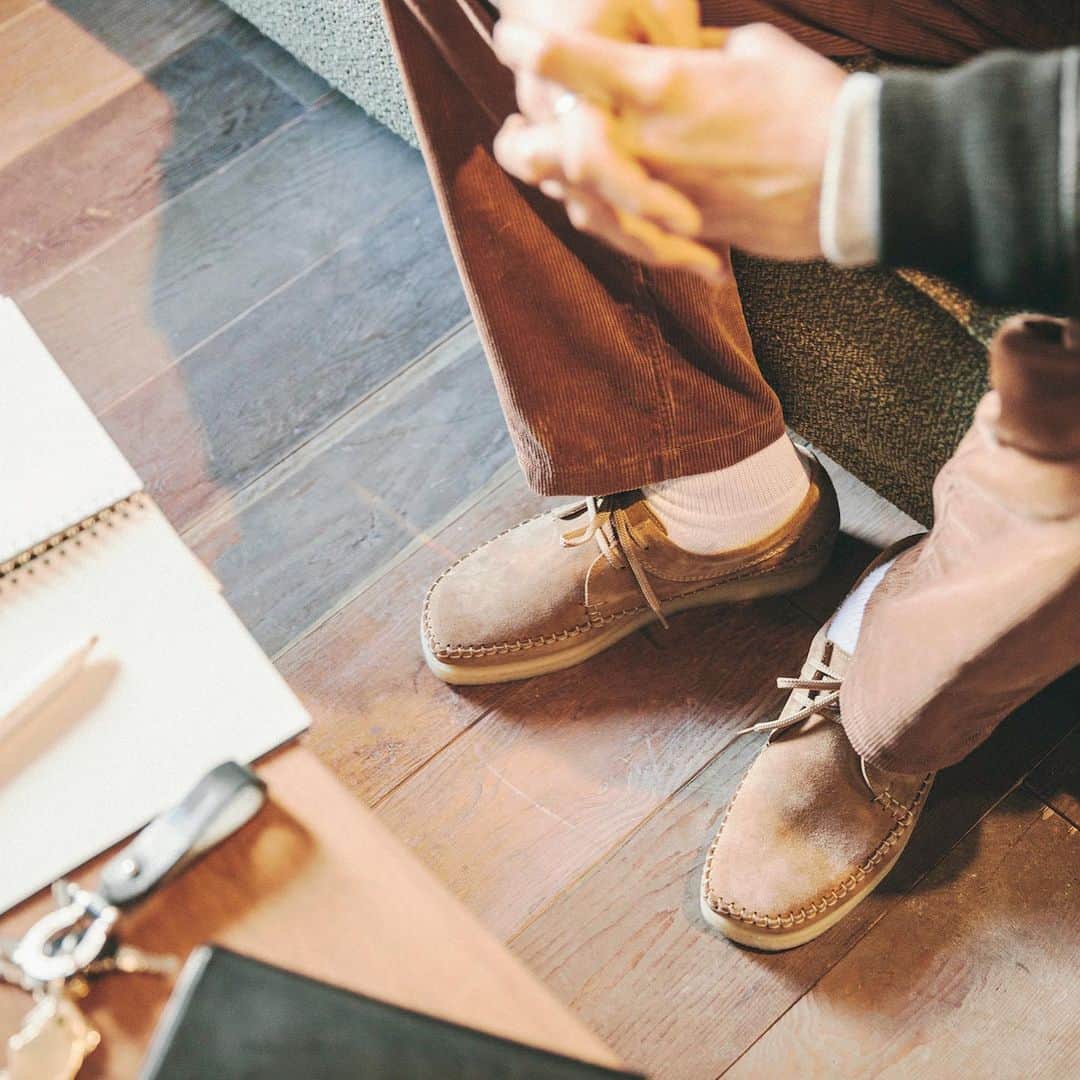 UNBY GENERAL GOODS STOREのインスタグラム：「冬の1足。1934年にアイルランドで創業したシューズファクトリー、PADMORE & BARNES。このストーリーを聞いてほしい！ アイルランドの自社工場において、独自の伝統的なハンドメイド技術によって靴作りを行ってきました。1967年に当時のマネージャーによってハンドステッチでフルモカシンの画期的なシューズが考案され、イギリスのCLARKS社へ提案。 以降、CLARKSの提携工場としてイングランド製時代のワラビーやナタリーなどの代表的なモデルの生産を請け負ってきました。 その後CLARKS社がコスト上の問題から生産をアジア圏に移します。PADMORE & BARNESは自分たちのファクトリー名義にてCLARKS時代のオリジナルデザイン靴を作ります。今日まで自分たちが考案した靴を守り、作り続けたファクトリーということですね！これは言うなれば、あの有名な「味◯」と「創◯シャンタン」ってこと！？👀 「ランチ◯ック」と「スナック◯ンド」！？👀 本家本元、に弱いUNBY。UNBYの目の肥えたお客様、ワラビー好きはぜひ、メイドインイングランドの本家本元を。 クレープソールの履き心地も魅力的です。セールになりませんよ、売っているものは伝統です！オンラインはまだアップしていませんがブラックも再入荷してまいりました。  #unby #suedeshoes  #padomoreandbarnes #ファクトリーブランド  #padomore #clarks #パドモア　#クリスマスプレゼント #UNBYサンタ #wallabee #クラークス#ワラビー #wallabeeboots  #mensfashion #メンズファッション #本家本元が好き #こちらもある意味本家本元　#💁‍♂️」