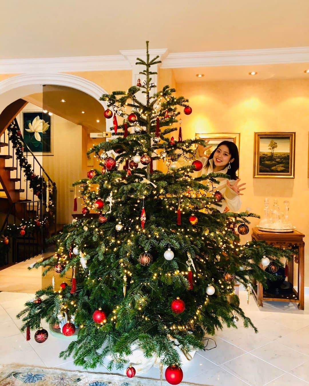フジテレビアナウンサーのインスタグラム：「もうすぐクリスマス🎄🎅 ということで、 先日初めて本場ドイツのクリスマスマーケットに行ってきました！  とても盛りがっていて、一足先にクリスマスを味わえました💗  今日の#ノンストップ！ で前編を放送しましたが、明日は後編を放送します！ 是非見てください〜👀 #フジテレビアナウンサー #杉原千尋」