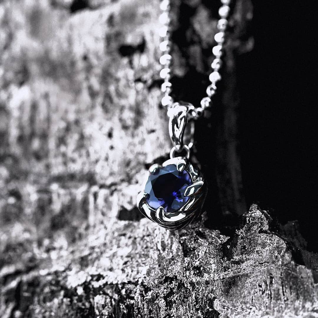 ブラッディマリーさんのインスタグラム写真 - (ブラッディマリーInstagram)「【Popular pendant collection】  1P / Ice w/bluediamond ¥26.400-(tax in)  2P / Fate w/k18 cross w/crystal glass w/diamond ¥110.000-(tax in)  3P/ Nelli w/Iolite ¥17.600-(tax in)  4P/ KAI cool color ¥55.000-(tax in)  5P / Nemesis ¥49.500-(tax in)  #bloodymaryjewelry #bloodymary #jewelry #silver #fashion #jewelryporn #jewelrydesign #jewelrygram #accessory #accessories #silverjewelry #ブラッディマリー #シルバーアクセサリー #fashionjewelry #black #blackfashion #シルバー #アクセサリー」12月23日 20時03分 - bloody_mary_official
