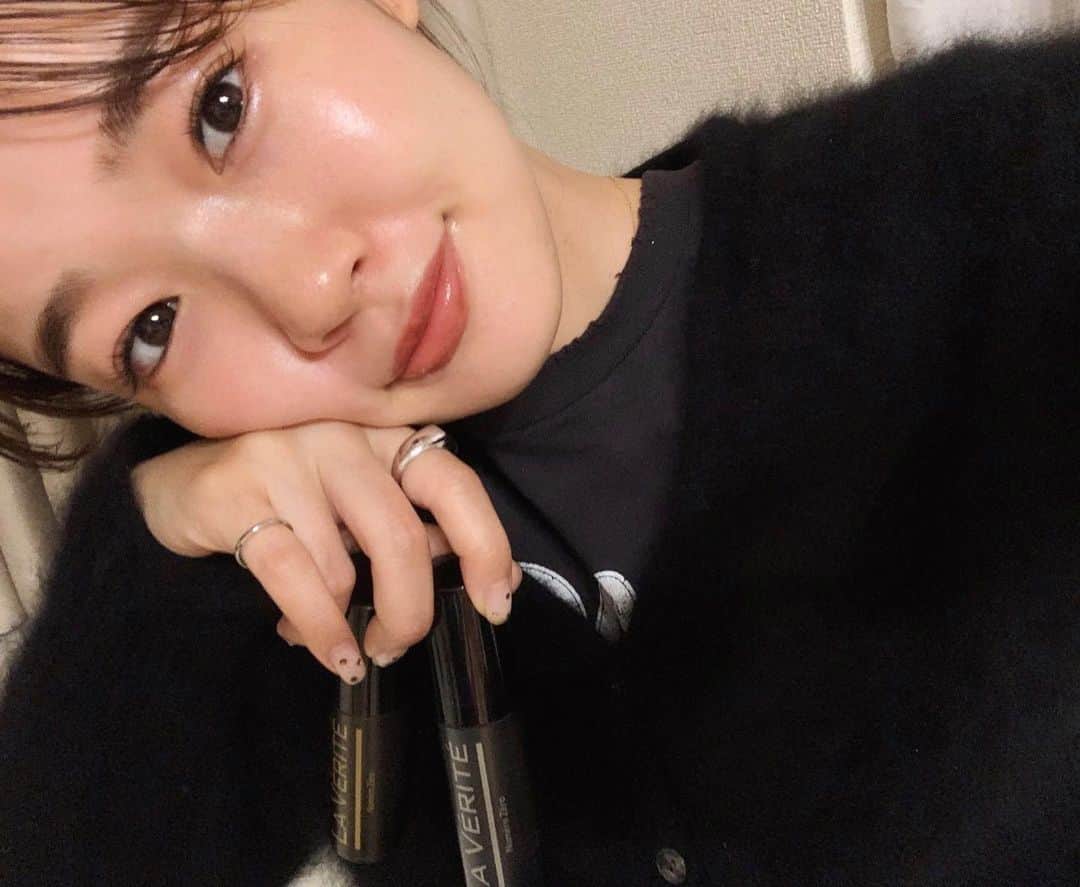 猪鼻ちひろのインスタグラム：「🖤🤍🤎🤍🖤🤍🤎 美容通に教えてもらって使い始めたこの2本。﻿ 簡単にいうと(こう見えて美容loversなので使う前にかなり読み込むタイプですが)朝用夜用に分かれた美白美容液。﻿ ﻿ シミの要因をいかに一日中防ぐかということに着目されてつくられたラヴェリテは、美白有効成分に加えて(他の成分も沢山)うるおいも補充できて、高級な天然香油のみを用いた高貴な3つの香りを贅沢ブレンド🥺(うんうん好き…)﻿ 年々香りによる癒しの重要性を感じているから 朝夜の気持ちを落ち着けたりスッキリするのが嬉しい！﻿ ﻿ シンプルなデザインながら、鮮度と利便性を追求したボトルなのもいいし、定期便だと買いに行く手間もなくていい◎﻿ ﻿#ちひろの美容 #ラヴェリテ #giftedbylaverite #美白 #美容液」