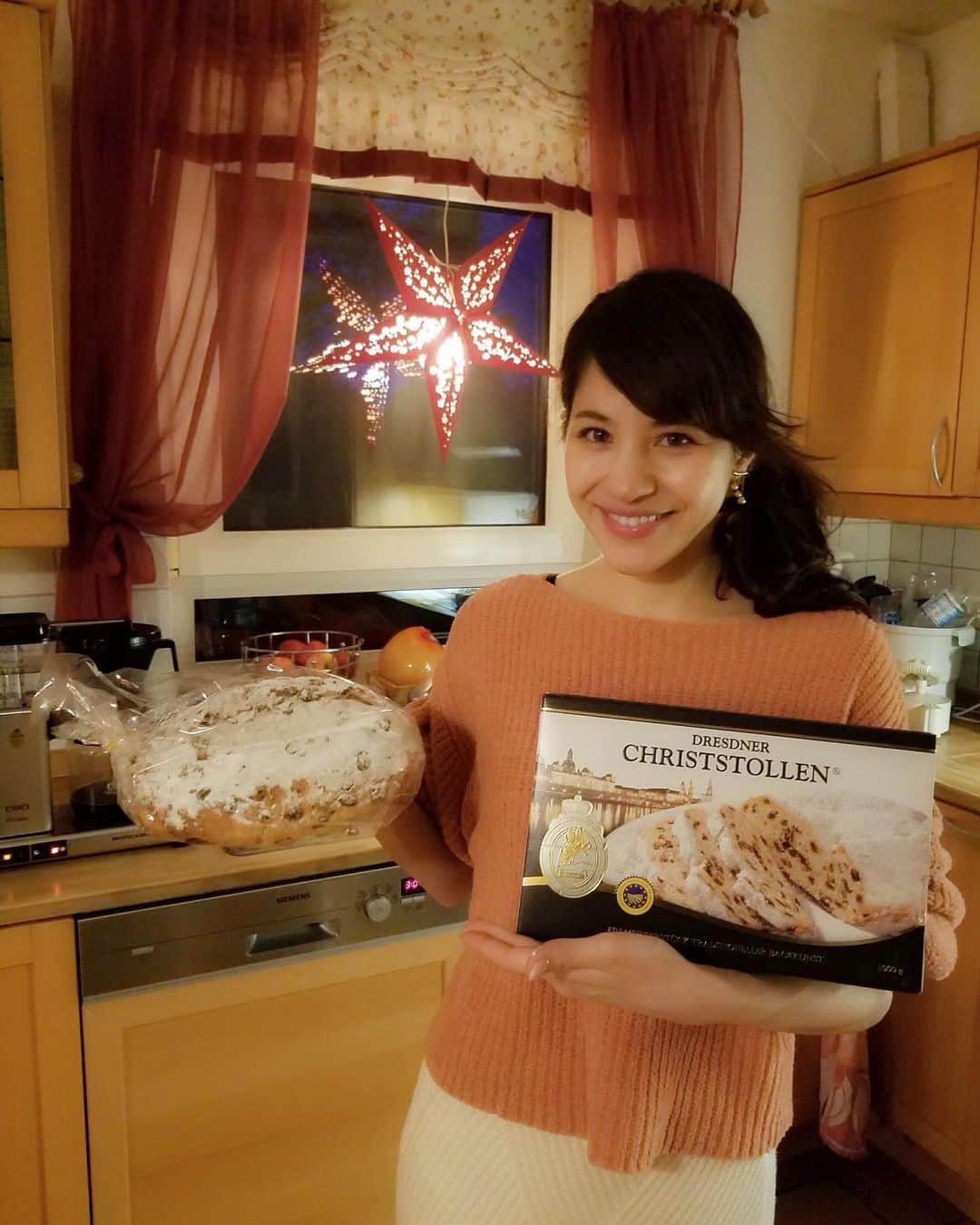 村上シェリーのインスタグラム：「#Germany 🇩🇪 #cheeseparadise 🧀 I wish I could have stayed longer in Germany until I ate all kinds of 🧀  #cheesefreak ドイツのクリスマスディナー✨ フルーツで甘みをつけたチキンや野菜、温かみのある優しい味付けで本当に美味しい🍴 • • • #ドイツ家庭料理 #ドイツ料理 #germanfood  #family  #holidays #foodstagram  #germanfood  #女模特兒 #女模 #時尚模特兒 #可愛 #holidayseasons #hotwine #クリスマスマーケット　#クリスマスディナー #チーズ #cheeselover  #クリスマス #yearend #newyear #travelphotography #チーズ好き #チーズ好きにはたまらない #dresdner #christstollen」