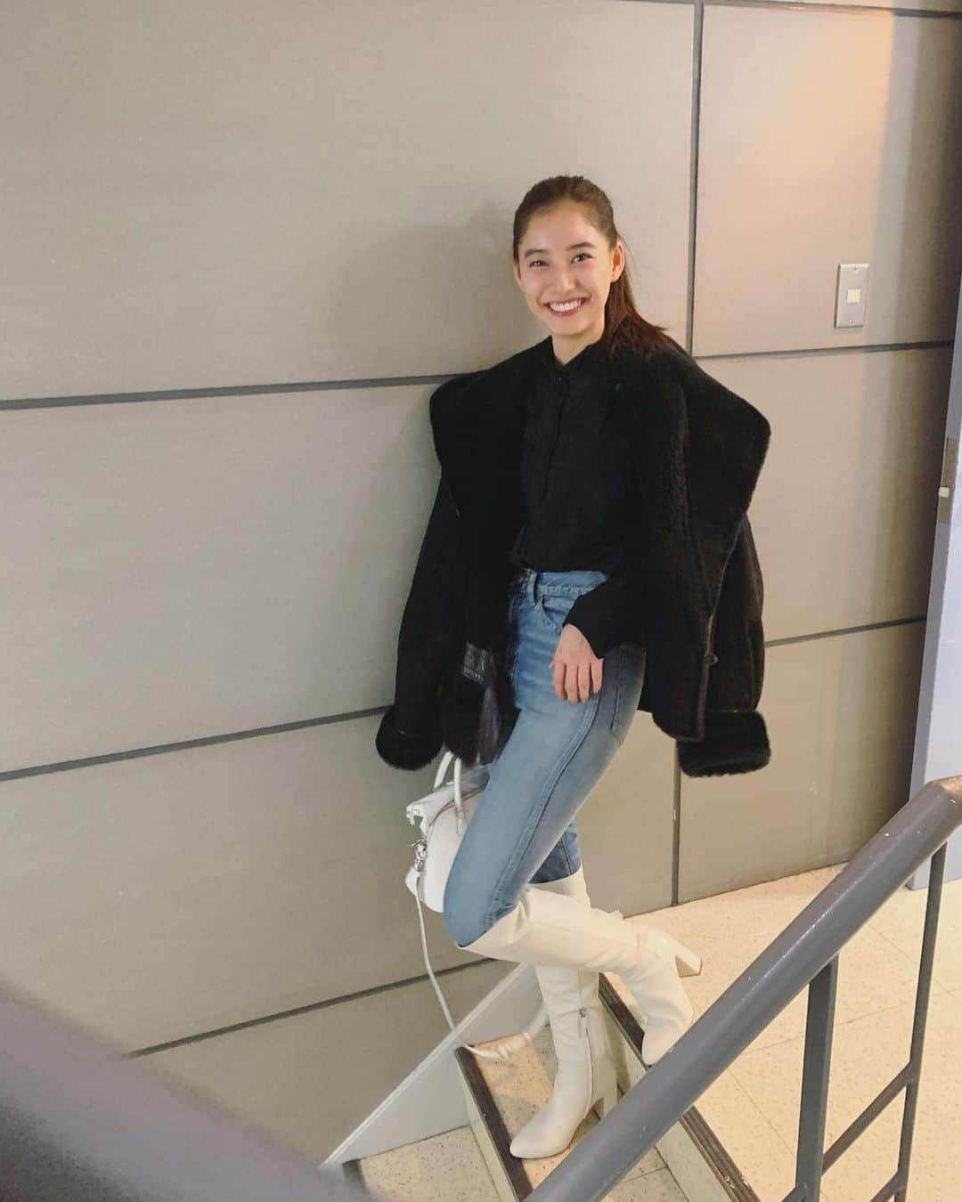 新木優子さんのインスタグラム写真 - (新木優子Instagram)「私服 jacket : @courreges (vintage) tops : @hm  denim : @holiday_pr  bag : @maisonmargiela  boots : @zara  #fashion #mystyle」12月23日 19時58分 - yuuuuukko_