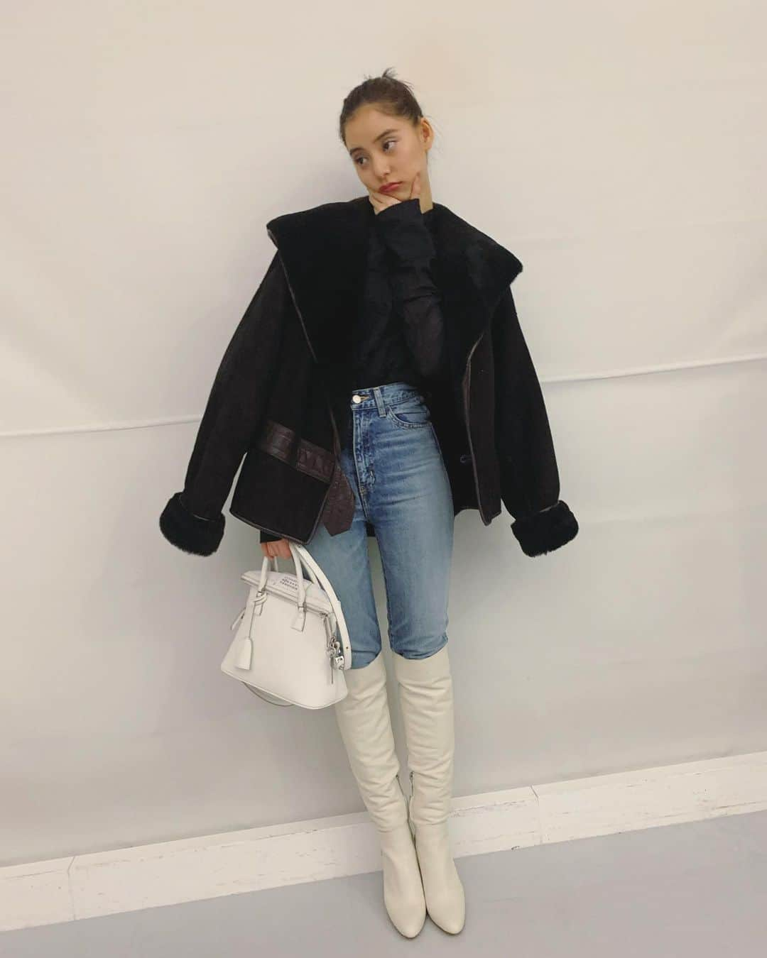 新木優子さんのインスタグラム写真 - (新木優子Instagram)「私服 jacket : @courreges (vintage) tops : @hm  denim : @holiday_pr  bag : @maisonmargiela  boots : @zara  #fashion #mystyle」12月23日 19時58分 - yuuuuukko_