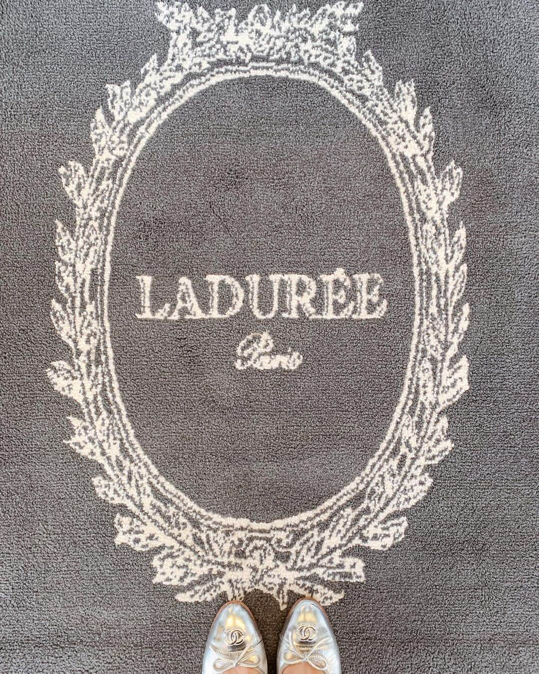 Yukicoさんのインスタグラム写真 - (YukicoInstagram)「laduree👣 𓏧𓏧𓏧𓏧𓏧𓏧𓏧𓏧𓏧𓏧𓏧𓏧𓏧𓏧𓏧𓏧𓏧𓏧𓏧𓏧𓏧𓏧𓏧𓏧𓏧𓏧𓏧𓏧𓏧 #travelingfeet#lookyfeets#travelaweson#lifewelltraveled#amazingdestination#happyfeet#ihavethisthingswithfloors#fromwhereyoustand#lookdown#selfeet#amazingfloorsandwanderingfeet#lookdownclub#viewfromthetop#ihavethisthingwithtiles#coffeecupsoftheworld#coffeeshopvibes#coffeecupsofinstagram#floordesign#tilefloor#tileaddict#tile#tilegram#shoesaddict#ラデュレ京都四条店#バレエシューズ#シャネルバレエシューズ#足元くら部」12月23日 19時59分 - yukicolifecom