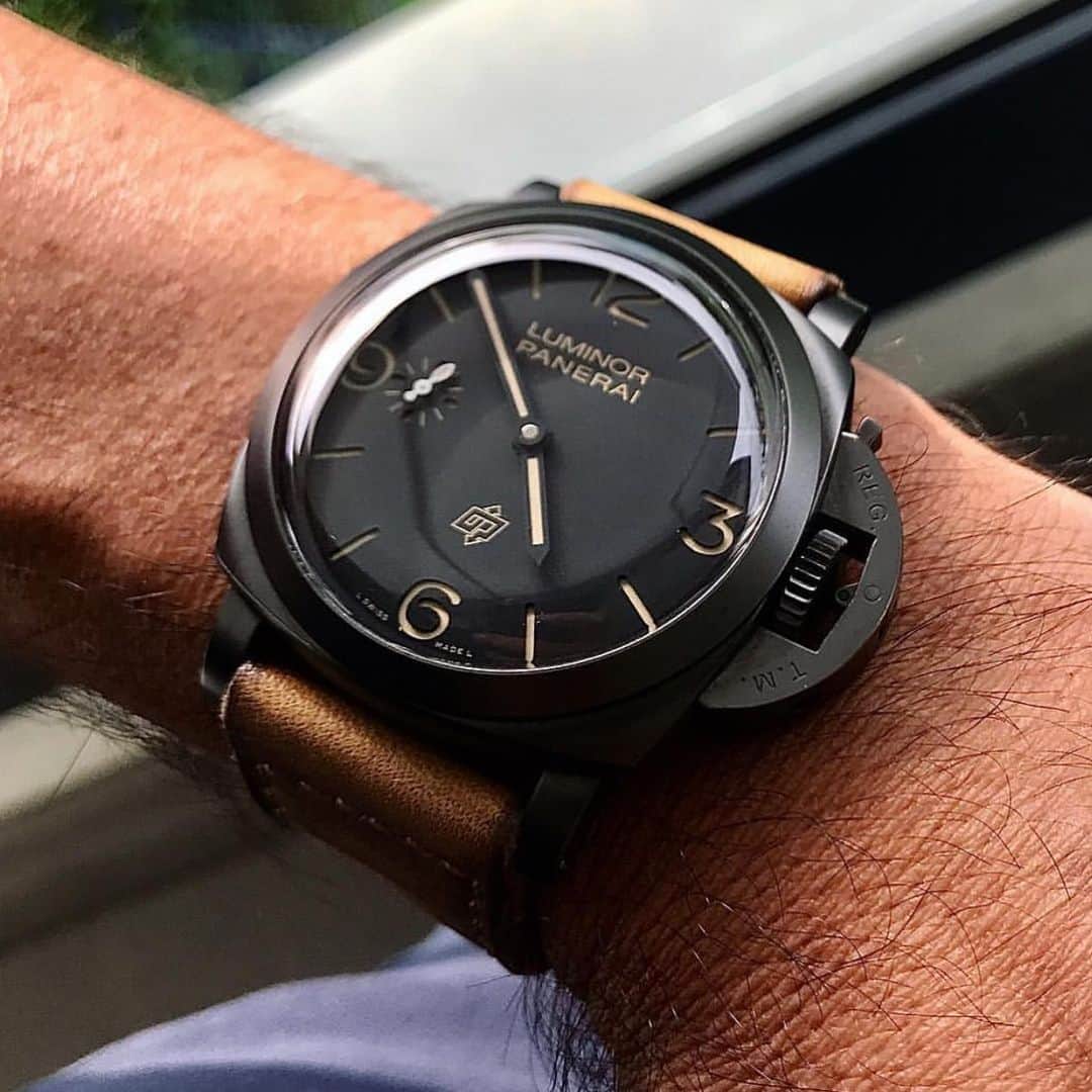パネライのインスタグラム：「The way that a #Panerai domed crystal hits the light is something I really love. Here is an example of it on the #Panerai #PAM617 DLC titianium Luminor logo dial. Pic by @_dome13 #paneraicentral」