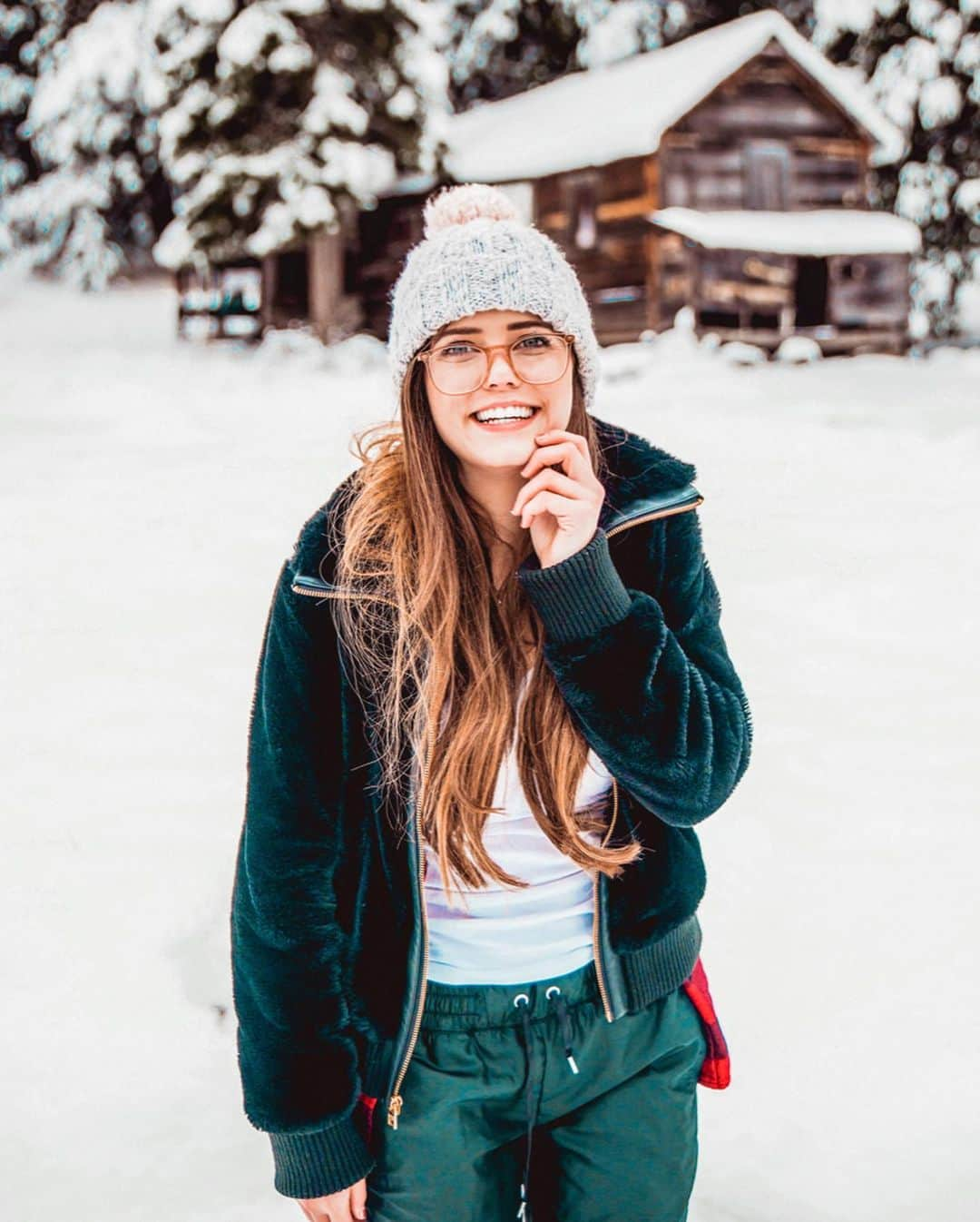 ティファニー・アルボードさんのインスタグラム写真 - (ティファニー・アルボードInstagram)「There’s snow place I’d rather be 🥰🤍❄️ - 💭 #QOTD - what time is it for you rn? It’s 9:32 am for me 😋」12月24日 1時33分 - tiffanyalvord