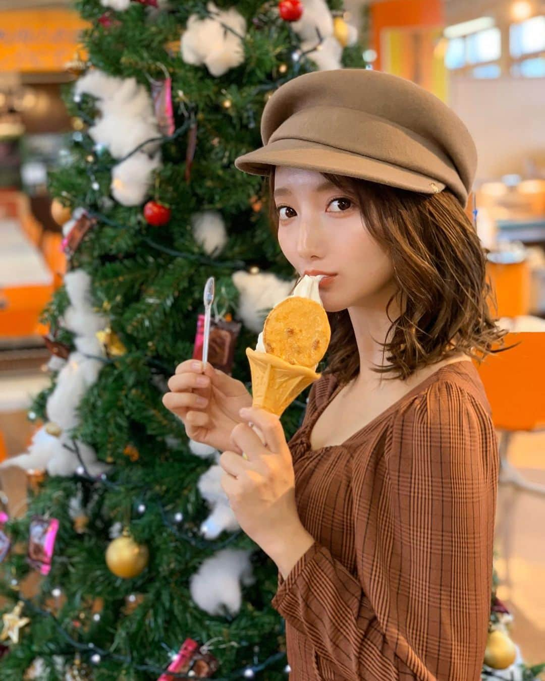 堀みづきさんのインスタグラム写真 - (堀みづきInstagram)「クリスマスですね🥰 オランダせんべいFACTORYに行ってきたよ🍦🍘 店内にはおっきなツリーがあって可愛かった🎅🎄🌟 私がCMに出演させてもらった東北産玄米とミルクチョコレートのコラボのお菓子「田園ショコラ」も店舗で販売してたよ🍫❤️ 冬季限定ですっごく美味しいので皆さん是非一度食べてみてね😋💕 #山形県 #酒田市 #酒田 #庄内  #酒田米菓　#オランダせんべいFACTORY #オランダせんべい　#田園ショコラ #月のホテル #月のホテルアンバサダー #tsukinohotel #hotel #PR」12月23日 20時06分 - mizuki_027