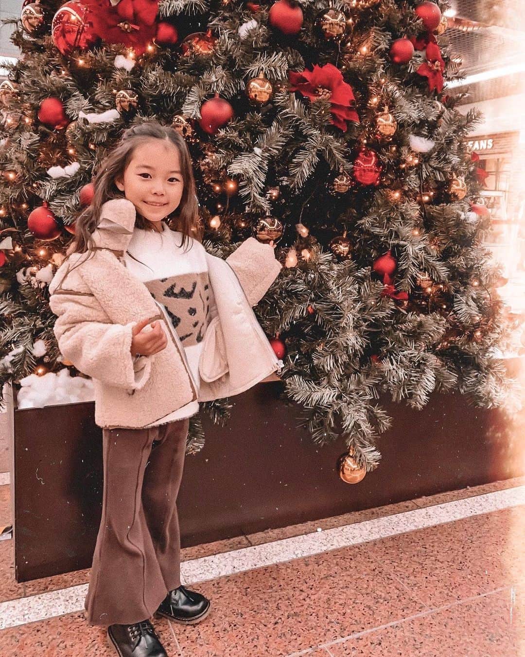 ✷kana✷のインスタグラム：「🎄 . . クリスマスツリー見つけると つい撮りがち📸❤︎ @urbancherry_ の 🐆モヘアニットにフレアパンツ❤︎ とてもママ好みのコーデ❤︎❤︎❤︎ . アナ雪2ようやく観に行けたよーー すごいよかった！ りーさんも集中して最後まで釘付け👀 チラッと隣見たら途中泣いてたように 見えたけど、、本人には黙っておく😌 映画もだけどそれにまた感動したわ笑 . . #女の子ファッション #アナ雪2」