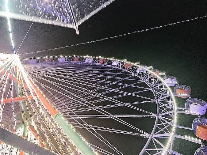 のインスタグラム：「𝐼𝑙𝑙𝑢𝑚𝑖𝑛𝑎𝑡𝑖𝑜𝑛𝑠 . . . . クリスマス感じてきた〜〜 . . . . . . swipe▷▷ . 雨だったけど逆に 下からの反射で良い雰囲気. . . . . . . . . ___________________________________. . #さがみこ湖イルミリオン #🎡 #イルミリオン #イルミネーション #観覧車 #クリスマス  #クリスマスおでかけ  #週末お出かけ𓆫」