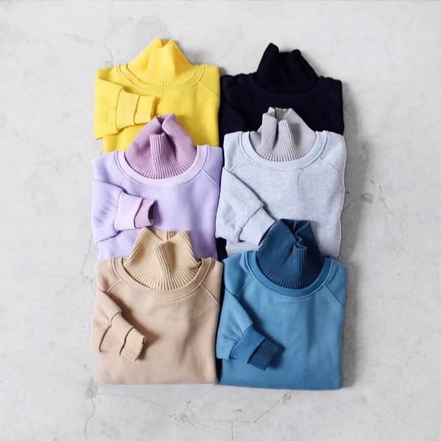 のインスタグラム：「. #newarrivals ———————————— . ☑︎ Rib High-neck Sweat（¥5,990+tax）  同系色のリブ切替がハイセンスなデザインスウェット。 秋冬コーデに欠かせないスウェットは、今季特に抑えておきたい必須アイテム。 ハイネックで首元までしっかりカバーしてくれ、裏起毛で着心地も暖かさも抜群です。 . 全店舗/onlinestoreにて販売中✔ . . ONLINE STOREはTOPのリンクから http://www.gallerie-online.jp/ ———————————— #お問い合わせ番号w1584」