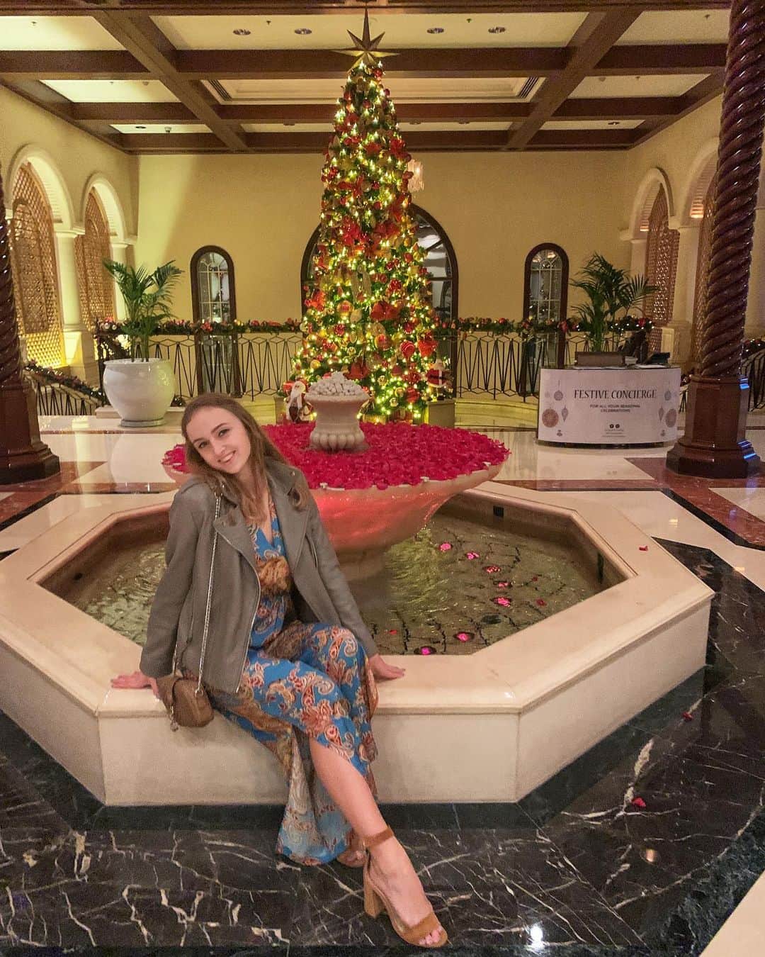 マリナ・デュランダのインスタグラム：「It’s not what’s under the Christmas tree that matters but who’s around it... #itsthemostwonderfultimeoftheyear🎄」