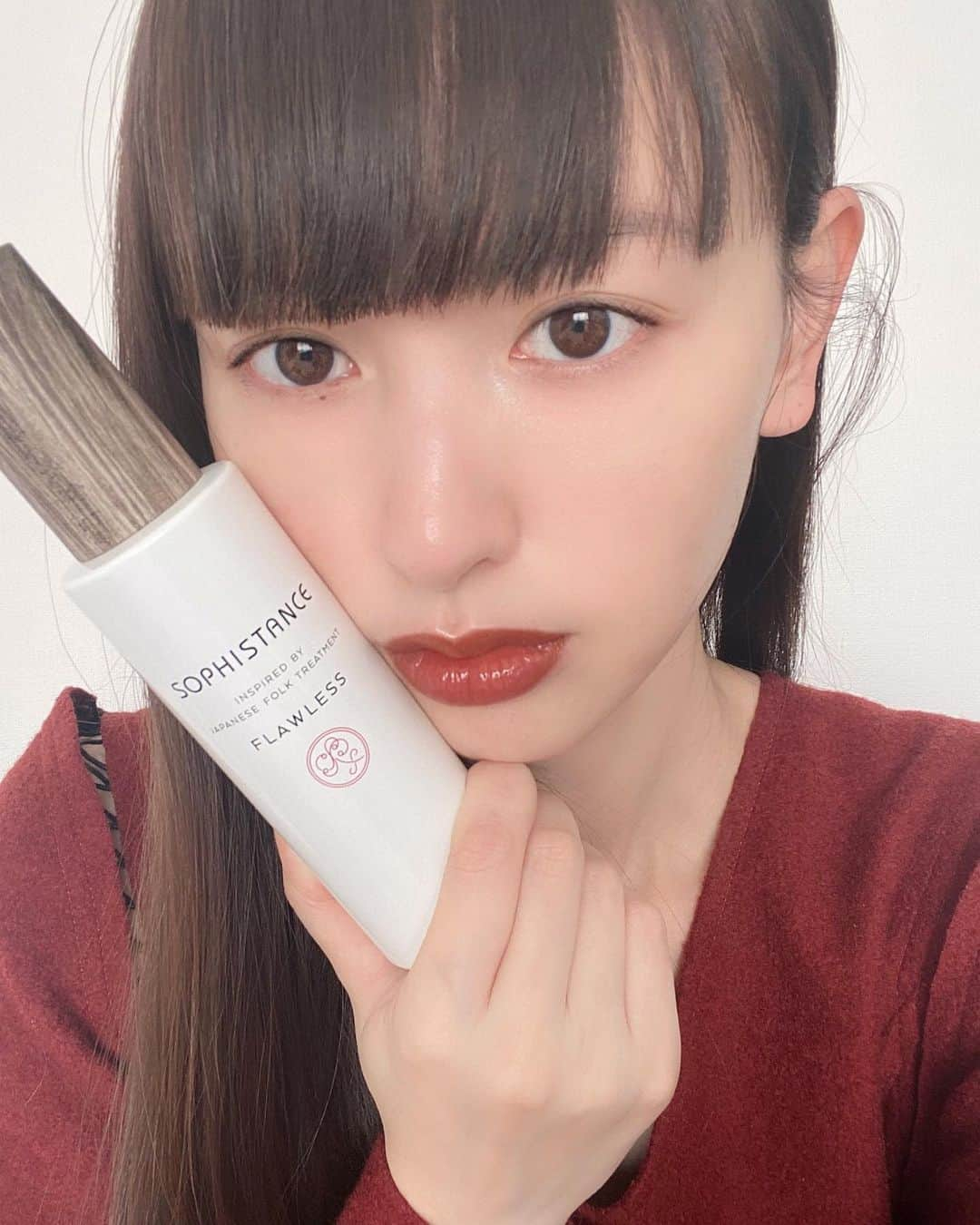 鈴木えみさんのインスタグラム写真 - (鈴木えみInstagram)「私が所属するスターダストから、なんとスキンケアブランドがデビューすることになりました。 私も当初は「え？」って感じでしたが😂 これが本当に驚きの良さで...スターダスト凄いな...というシンプルな感想に至りました😂👏🏻💖 少し長くなりますが最後まで読んでいただけたら幸いです。 ㅤㅤㅤ その名も、「SOPHISTANCE」。 まずは3つの肌タイプに合わせた3種類の美容液が、本日12月23日より発売スタートいたしました！ 45,000時間もの手間をかけて発酵された米ぬかエキスが非常にキーとなる成分で、その上質な美活菌発酵液が肌をふっくらさせ、キメを整え、穏やかに、揺らがない肌へと導いてくれます。敏感肌の方にも使っていただけるナチュラル処方で、様々なトラブルから解放させてくれるんです‼️本当に‼️‼️ 洗顔後に1番最初につけていただきます。乾燥が気になるときはお手持ちのクリームなどを重ねてください。保湿力はとても高いので、特に乾燥が気にならなければ、この美容液だけでも私は翌朝まで潤いを感じられます！夏場なんかはこれだけでも良いかと👌🏻 ㅤㅤㅤ 実は開発初期からずっとモニターをさせられていまして（笑）テクスチャーや香り、使用感など様々な面で意見させてもらって出来上がったものなのですが、あまりにも良いので、気付けば私が前のめり姿勢に🧐🔥 開発過程をずっと側で見てきて、効果もしっかり知っている、ということで、仕上げに容器や外箱などのビジュアル面を手がけてほしいと言っていただき... 思いが伝わるように、ブランドの世界観を感じてもらえるように、デザインを全面的にディレクションさせていただきました。 ㅤㅤㅤ SOPHISTANCEの美容液、 まさに「肌の運命を変える」アイテムだと胸を張っておすすめできます✨ もう1種類新たな美容液と、クリームもただいま開発中で、これがまたすんごいので...是非楽しみにしていてください‼️早くお届けしたい...‼️‼️ ㅤㅤㅤ @sophistance ぜひチェックしてくださいね😆✨ ㅤㅤㅤ #SOPHISTANCE #ソフィスタンス #45000」12月23日 20時15分 - emisuzuki_official