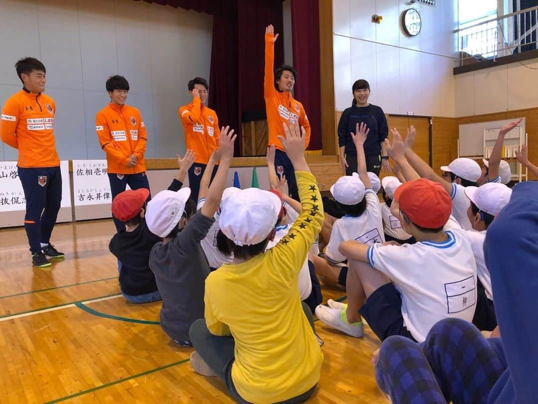 大山啓輔さんのインスタグラム写真 - (大山啓輔Instagram)「. 毎年恒例の大宮ろう学園訪問をさせていただきました！ 毎年暖かく出迎えて下さる先生方、 全力で楽しんでくれる子供たちに感謝しています😊 今年で6回目の訪問となり、僕が初めて訪問したのが、 今の6年生が1年生のとき。あっという間だなぁ、と懐かしみながらも、 今年も全力ではしゃがせていただきました！ ありがとうございました！！ . #大宮ろう学園  #大宮アルディージャ」12月23日 20時18分 - oyama_keisuke15