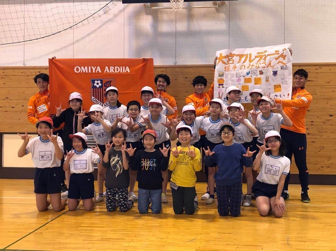 大山啓輔のインスタグラム：「. 毎年恒例の大宮ろう学園訪問をさせていただきました！ 毎年暖かく出迎えて下さる先生方、 全力で楽しんでくれる子供たちに感謝しています😊 今年で6回目の訪問となり、僕が初めて訪問したのが、 今の6年生が1年生のとき。あっという間だなぁ、と懐かしみながらも、 今年も全力ではしゃがせていただきました！ ありがとうございました！！ . #大宮ろう学園  #大宮アルディージャ」
