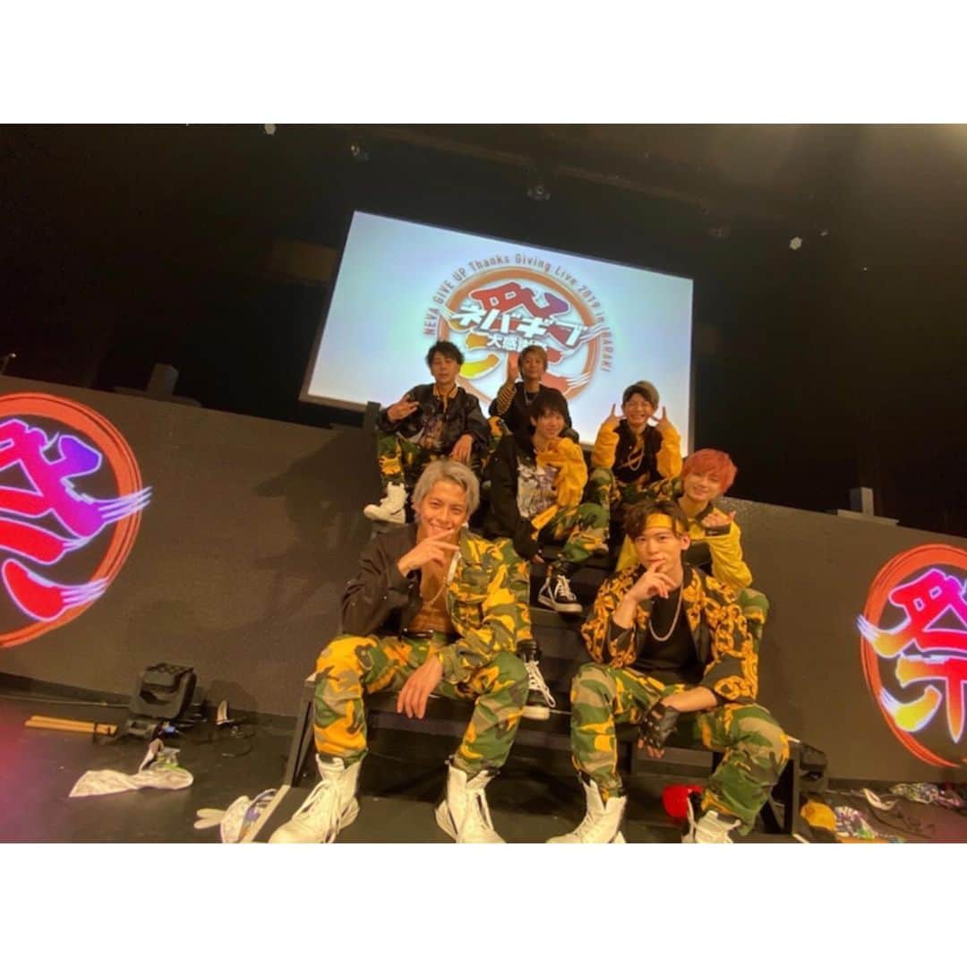 岡田鷹斗のインスタグラム：「NEVAGIVEUP One man live 大感謝祭2019 in ザ・ヒロサワ・シティー会館大ホール  ご来場いただいた皆様、 本当にありがとうございました。 あまりにも余韻が凄くて、 幸せ涙があふれました。 笑顔で涙があんなに出るなんて、 それ以上の幸せはなにもないと思えるくらい会場に幸せが溢れてました。  改めて ステージや照明、音響の皆様や、 監督さん、 ステージチームの皆様。 太鼓でコラボして下さった 友部囃子仲南会の皆さん 筑西市のダンススクールの ハイスペースラボの皆さん！ 関係者の皆様。 ここまで一緒に作り上げていく中で、沢山ネバギブのために動いてくださっていたスタッフさんや、 メンバーのみんな。 僕らのリーダーのRayさん。 何よりも応援してくれているNGFのみんな。  本当に感謝祭にふさわしいライブになったのではないかと思います。  ありがとうございました。  #NEVAGIVEUP #ONEMANLIVE #大感謝祭　#ネバギブ　#太鼓 #ダンス　#歌　#感謝　#ありがとう #涙　#幸せ」