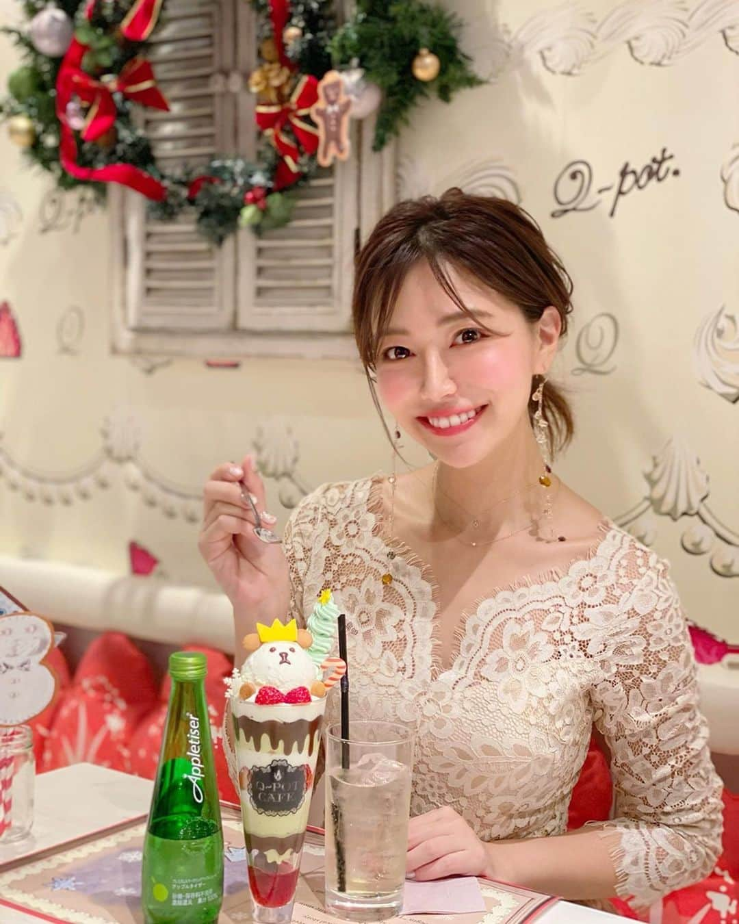 石井里奈さんのインスタグラム写真 - (石井里奈Instagram)「こんばんは☺️❤️ . 今夜は里奈ログ😋✨ クリスマススペシャル🎅🎄 . 表参道にあるQ-pot CAFE. へいってきました☕️🍰💕 . インスタ映えな可愛い店内でずっと気になってたんだけど期待以上に可愛かった🥺💕 . 期間限定の可愛いスイーツも有名で、今回は、白くま王子　ケーキパフェを🧸❤️ . 見た目が可愛すぎて食べるのを躊躇しちゃう🤣💓でも笑顔で食べてしまいました笑 . 一緒に頼んだのはアップルタイザー🍎 微炭酸で果汁100%のアップルタイザーはクリスマスシーズンにもぴったり✨ . 可愛いデザートとアップルタイザーでクリスマス気分を味わえました🍎🍰 . コーデも @jsfashion.jp のレースドレスで、お店のホイップウォールにあわせたよ🎂 . 今回はたくさん動画も載せちゃいます🙈また食べに行きたいなー🥰 . 今日もお疲れ様でした❤ . Q-pot CAFE.表参道本店 ☎︎050-5593-3678 . #りなまるグルメ #グルメ #apple #qpot #qpotcafe #パフェ #白くま #デザート #表参道カフェ #アップルタイザー #アップルタイザーカフェ部 #砂糖不使用 #ノンアルコール #カフェ #cafestagram #かわいい #クリスマス #クリスマスケーキ #chiristmascake #カフェ巡り #グルメ女子 #表参道 #omotesando #東京カフぇ #東京スイーツ #インスタ映えスイーツ #くま #parfait #キューポット #キューポットカフェ」12月23日 20時23分 - ri7tin1025