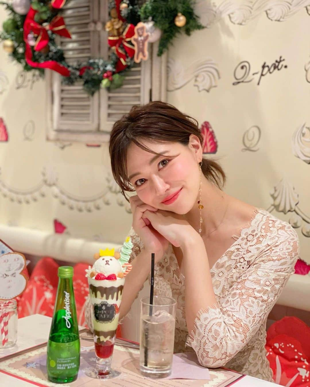 石井里奈さんのインスタグラム写真 - (石井里奈Instagram)「こんばんは☺️❤️ . 今夜は里奈ログ😋✨ クリスマススペシャル🎅🎄 . 表参道にあるQ-pot CAFE. へいってきました☕️🍰💕 . インスタ映えな可愛い店内でずっと気になってたんだけど期待以上に可愛かった🥺💕 . 期間限定の可愛いスイーツも有名で、今回は、白くま王子　ケーキパフェを🧸❤️ . 見た目が可愛すぎて食べるのを躊躇しちゃう🤣💓でも笑顔で食べてしまいました笑 . 一緒に頼んだのはアップルタイザー🍎 微炭酸で果汁100%のアップルタイザーはクリスマスシーズンにもぴったり✨ . 可愛いデザートとアップルタイザーでクリスマス気分を味わえました🍎🍰 . コーデも @jsfashion.jp のレースドレスで、お店のホイップウォールにあわせたよ🎂 . 今回はたくさん動画も載せちゃいます🙈また食べに行きたいなー🥰 . 今日もお疲れ様でした❤ . Q-pot CAFE.表参道本店 ☎︎050-5593-3678 . #りなまるグルメ #グルメ #apple #qpot #qpotcafe #パフェ #白くま #デザート #表参道カフェ #アップルタイザー #アップルタイザーカフェ部 #砂糖不使用 #ノンアルコール #カフェ #cafestagram #かわいい #クリスマス #クリスマスケーキ #chiristmascake #カフェ巡り #グルメ女子 #表参道 #omotesando #東京カフぇ #東京スイーツ #インスタ映えスイーツ #くま #parfait #キューポット #キューポットカフェ」12月23日 20時23分 - ri7tin1025