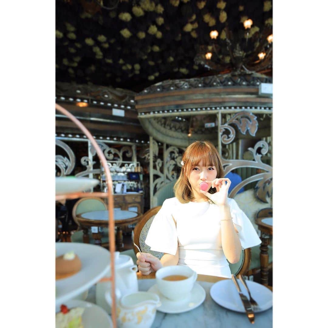 Miss Hunnyのインスタグラム：「聽說聖誕節放下手上的工作， 去一下party就會交到另一半(˶‾᷄ ⁻̫ ‾᷅˵) . . . . 說到好像自己很努力工作似的， 明明每天早早就下班等人約(´･_･`) . . Hair make | Rick (9637 1903) Photo by | @szetosifu」