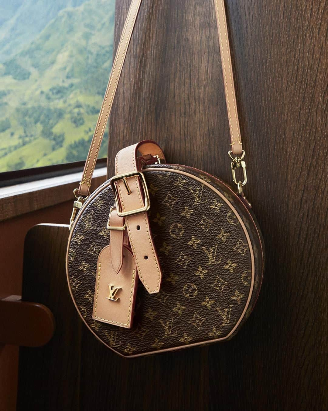 ルイ・ヴィトンさんのインスタグラム写真 - (ルイ・ヴィトンInstagram)「No better companion. The vintage-inspired Boite Chapeau in Monogram from the latest Spirit of Travel Campaign. See #LouisVuitton’s wide range of travel bags via link in bio.」12月23日 20時30分 - louisvuitton