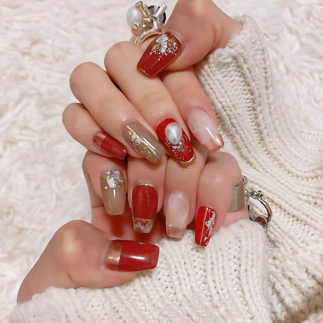 ひなたろす（佐原ひなた）さんのインスタグラム写真 - (ひなたろす（佐原ひなた）Instagram)「NEWNAIL💅❤︎﻿ ﻿ 今年ラストnailはredとbeige♡ͥ︎ ♡ͦ︎ ♡ͮ︎ ♡ͤ︎﻿ 赤とゴールドの組み合わせは◎💮﻿ ﻿ 今年1年ラピス 渋谷店でお世話に﻿ なりまくりました！！！﻿ ﻿ 本当に可愛いネイルにしてもらえて毎回毎回﻿ ありがとうございました😂💭❤︎﻿ ﻿ 2020年、気になった子は﻿ ラピスネイルいってみてね〜💅﻿ わたしとのお揃いnailとてもとても﻿ 安くなるからお得、です❤️﻿ ﻿ ﻿ ﻿ ﻿ #nail #ベージュネイル #ニュアンスネイル #クリスマスネイル　#ニュアンスネイルデザイン #大理石ネイル #大理石　#ネイル　#スクエアネイル #ジェルネイル　#冬ネイル　#赤ネイル」12月23日 20時30分 - saharahinata