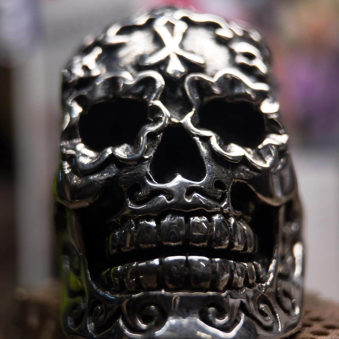 クレイジーピッグさんのインスタグラム写真 - (クレイジーピッグInstagram)「Get it today 🎄 🎁 ready within the hour in store 🎄 #muerto #skull #candyskull #cross #flowers #silverjewellery #handmade #skulllife #skullring #rings# #gothic #mexicanskull」12月23日 20時32分 - crazypigdesignslondon