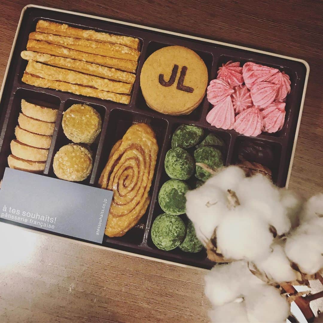 畑野ひろ子のインスタグラム：「@johnlobb さんから届いた #atessouhaitspatisseriefrancaise のお菓子❤️」