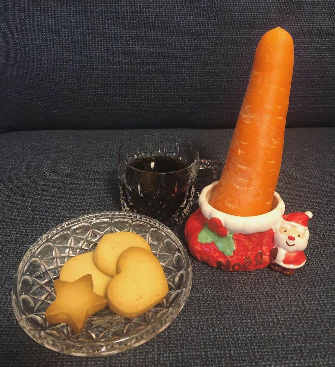 結花子さんのインスタグラム写真 - (結花子Instagram)「「サンタさんトナカイさんいっぱい食べてね〜プレゼント楽しみよ〜おやすみ〜」 だってさ☺️息子可愛すぎる💙 にしても、、 トナカイさんへのニンジン、ちょっと雑すぎやしないかい！？😂 . 今宵は慌てん坊のサンタクロースが来る予定🎅✨ . #xmas #christmas #present  #happy #love  #クリスマス #プレゼント　#楽しみ　#サンタさん　#クッキー　#コーヒー　#トナカイさん　#ニンジン」12月23日 20時37分 - yukako_chupapi