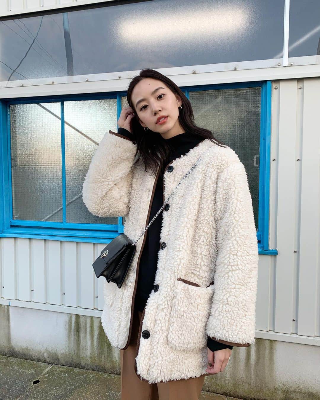 Shiho Sasakiのインスタグラム：「もこもこボアのリバーシブルコート🐏 ロングも可愛かったけど、ショートもラフにばさっと羽織れるから好き❤️ この間のデニム工場に行った時の事をブログにUPしたのでぜひ読んでみて下さい✅ #MOUSSY#MOUSSYSNAP#pixelで撮影#team_pixel#baroque_pixel」
