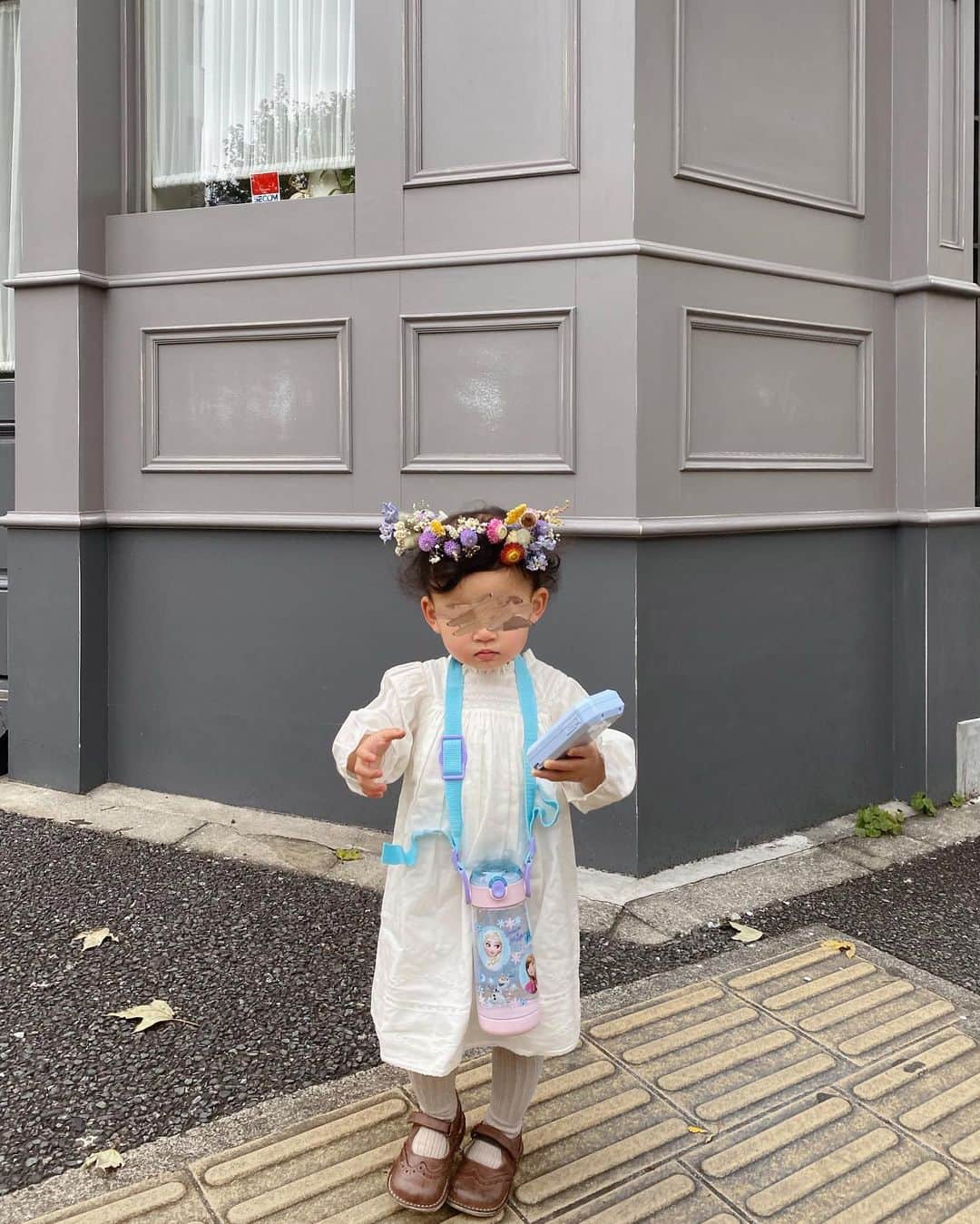 目見田早弥子のインスタグラム：「| ꙳ 今さらながら、娘の誕生日会の写真。 ワンピースは👨🏽からのプレゼント、 手に持ってるスマホは私から。 これ、かなり質問いただいてるのですが アナ雪のスマホです❄️ 私は普通に店舗で買ったんですが後でAmazonで調べたら そっちの方が３千円近く安かった〜😂 ので、気になる方はぜひネットも検索してみて下さい🎈 ストローマグはアカチャンホンポのセールで かなり安くなってたのでアナ雪好きの娘に❣️」