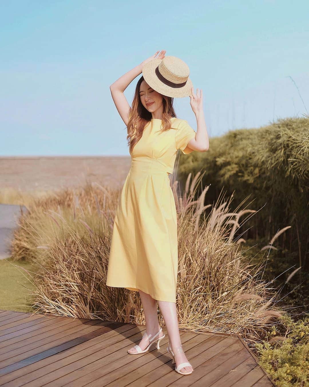 エリッサ・ヤマダのインスタグラム：「I'm team "hiding from the sun but happy when it's sunny" 🌞 | wearing @everbestofficial shoes from their latest collection which has new, fresh designs focusing on today's trend and style while still keeping comfort in mind. Check it out at @everbestofficial or, better yet, at their recently opened store at PIM 1 where you can even customize your Everbest shoes! 💖 #RiseAbove #StandTallWithEverbest #MakeItMineWithEverbest」