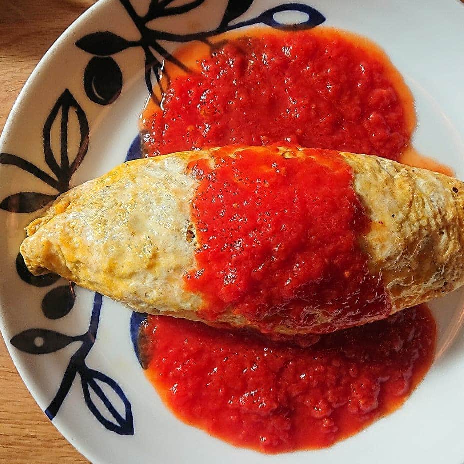 河瀬璃菜さんのインスタグラム写真 - (河瀬璃菜Instagram)「不器用さんでも出来る綺麗なオムレツ,オムライスの作り方！﻿ ﻿ ①卵は半熟状態で火を止める﻿ ②具材をのせる﻿ ③卵の両端をフライ返しでたたむ﻿ ④フライパンの奥に寄せて皿にひっくり返す﻿ ⑤キッチンペーパーで形を整える﻿ ﻿ 個人的にはとろふわより薄焼き卵のオムレツが好き👌✨﻿ (バターと生クリームがしんどい年頃なだけ)  #omelet  #cooking #food #foodstagram #recipe #japanesefood #egg  #lunch #dinner #おうちごはん #料理のコツ #オムレツ #オムライス #たまご  #卵 #卵レシピ #デリスタグラム #デリスタグラマー #半熟 #インスタフード #うつわ #うつわ好き #フードコーディネーター」12月23日 20時55分 - linasuke0508