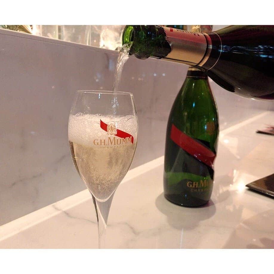 垰智子さんのインスタグラム写真 - (垰智子Instagram)「明日はクリスマスイブですね🎄 . . この時期は、シャンパンで乾杯する事が増えて来るけど、@ghmumm_jpn で乾杯すると、『がんばれ♪』って背中を押してもらえてるみたいで、うれしい気持ちになれる♡ . SMT Tokyo で乾杯したんだけど、韓国料理のピリ辛とマムの相性が抜群だったよ♪ . 元気付けのシャンパーニュ『Maison Mumm 』で是非、みんなも乾杯してみてね🥂 . . #mumm #mummgrandcordon #celebration #PR #shampagne #シャンパーニュ #akasaka #smt #赤坂 #alcohol #happy」12月23日 20時56分 - taotao_tomo