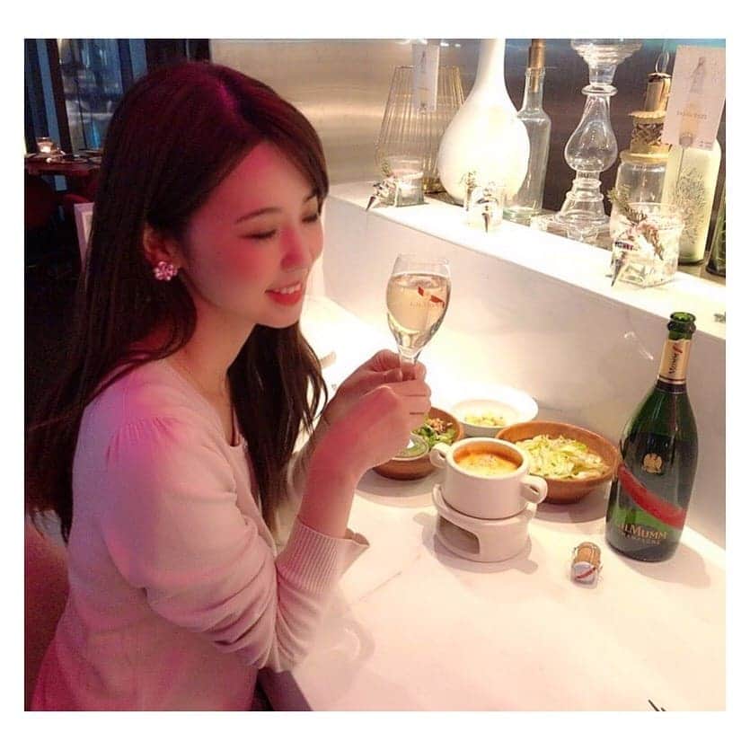 垰智子さんのインスタグラム写真 - (垰智子Instagram)「明日はクリスマスイブですね🎄 . . この時期は、シャンパンで乾杯する事が増えて来るけど、@ghmumm_jpn で乾杯すると、『がんばれ♪』って背中を押してもらえてるみたいで、うれしい気持ちになれる♡ . SMT Tokyo で乾杯したんだけど、韓国料理のピリ辛とマムの相性が抜群だったよ♪ . 元気付けのシャンパーニュ『Maison Mumm 』で是非、みんなも乾杯してみてね🥂 . . #mumm #mummgrandcordon #celebration #PR #shampagne #シャンパーニュ #akasaka #smt #赤坂 #alcohol #happy」12月23日 20時56分 - taotao_tomo
