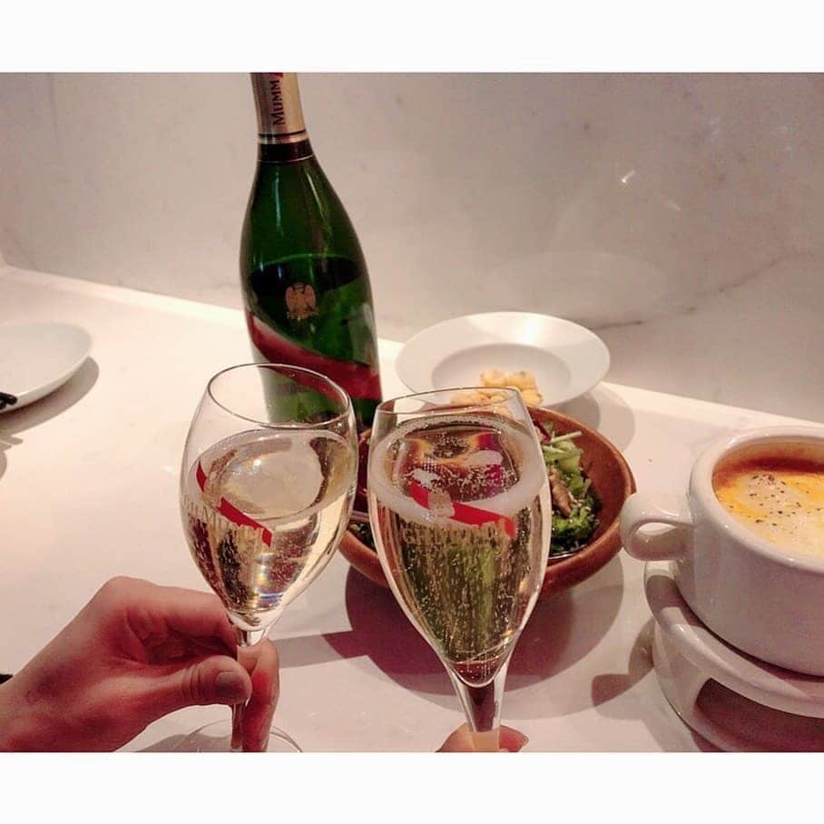 垰智子さんのインスタグラム写真 - (垰智子Instagram)「明日はクリスマスイブですね🎄 . . この時期は、シャンパンで乾杯する事が増えて来るけど、@ghmumm_jpn で乾杯すると、『がんばれ♪』って背中を押してもらえてるみたいで、うれしい気持ちになれる♡ . SMT Tokyo で乾杯したんだけど、韓国料理のピリ辛とマムの相性が抜群だったよ♪ . 元気付けのシャンパーニュ『Maison Mumm 』で是非、みんなも乾杯してみてね🥂 . . #mumm #mummgrandcordon #celebration #PR #shampagne #シャンパーニュ #akasaka #smt #赤坂 #alcohol #happy」12月23日 20時56分 - taotao_tomo