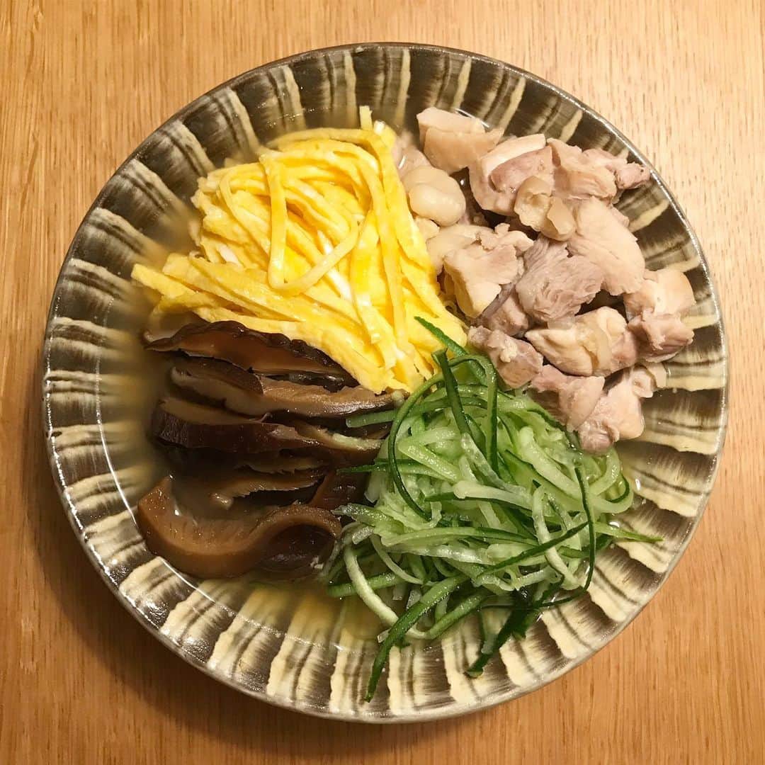 濱中鮎子のインスタグラム：「というわけで、 #旦那ライン の定番帰国飯。 鶏飯！  #お嬢は夢の中 #一旦ワンオペ終了 #平日はワンオペだけど😬」
