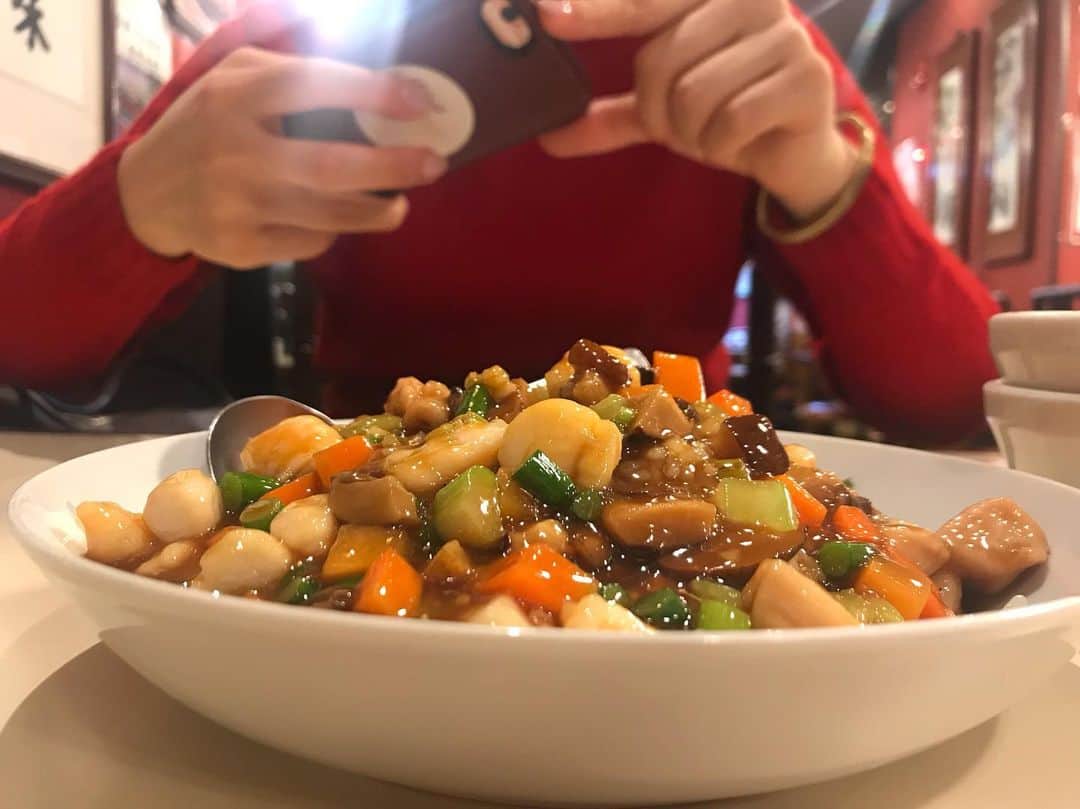 林有紀奈のインスタグラム：「女っ気ない❗️🥺 が、めちゃおいしーーー。 クリスマス前日ディナーは炒飯。🎅笑 #東光チャーハン#イルミネーションより中華🥠#横浜中華街」