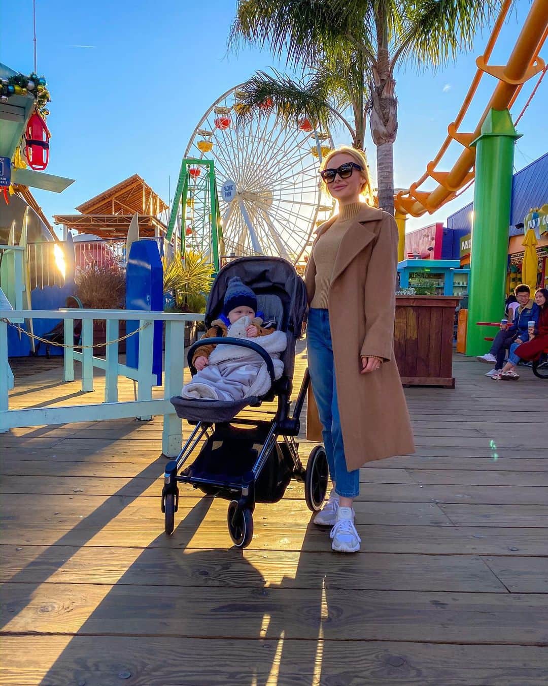リアノン・ランゲラック（ミッチェル・ランゲラックの妻）のインスタグラム：「Sunsets & amusement parks 🎢🙌🏼」