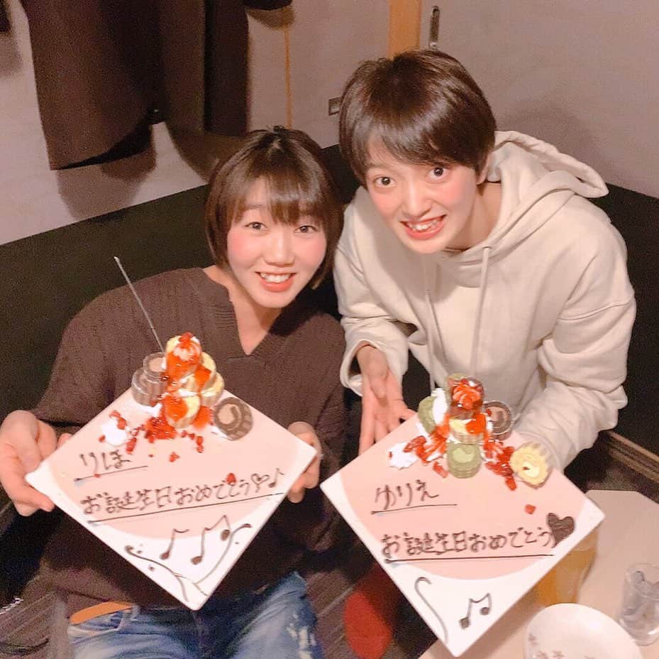 大竹里歩のインスタグラム：「🍰 26歳になりましたっ♪ . 本当に毎年思うけれど… たくさんのお祝いの言葉ありがとうございます♥️ .  いつも支えてくれる人達、 笑わせてくれる周りの方々には 本当に感謝してもしきれませんっ(*^^*)💓 . . 26歳のこの年はみなさんに その恩を返せるように頑張ります☺️✨ . . それでは皆さん♡ Happy MerryX'mas🎅🏼🎄❄ . #永田さん誕生日おめでとうございます #デンソーエアリービーズ #vリーグはバレーだよ」