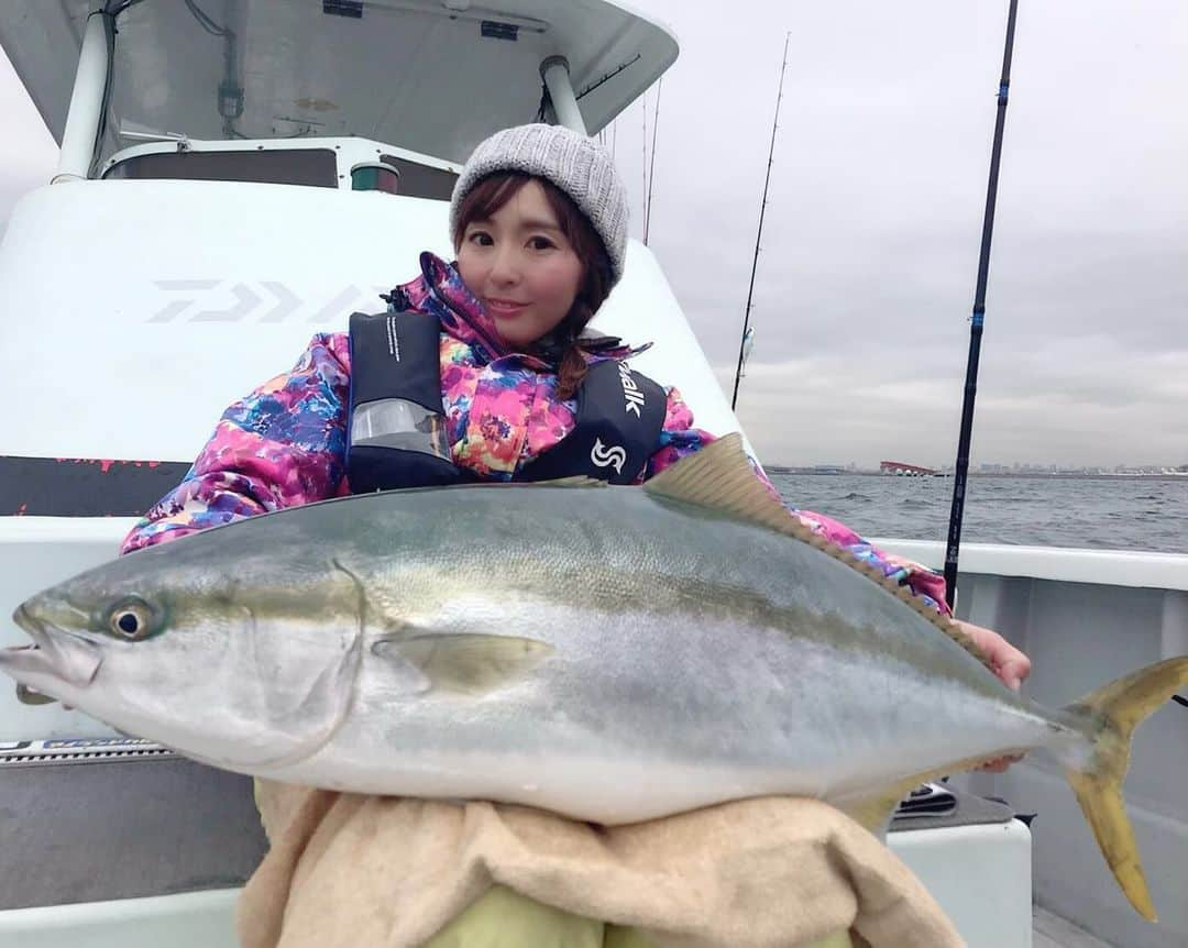 井上直美さんのインスタグラム写真 - (井上直美Instagram)「シーバス釣りに行ったらめちゃくちゃデカいブリが来てしまった！！！ #釣り　#釣りガール　#ボートシーバス　#ブリ　#素敵すぎるゲスト 　#強めのシーバス竿が曲がる！　#東京湾　#最後のひと流しのミラクル 　#テイルウォーク　#サンヨーナイロン　#イチカワフィッシング　#ハルシオンシステム　#ニコデザインオフィス　#井上直美　#なおチンぎょ 　#釣り好きな人と繋がりたい」12月23日 20時58分 - naochingyo