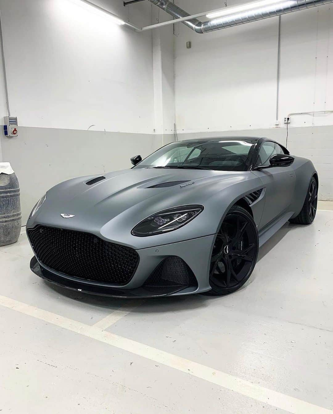 CarsWithoutLimitsさんのインスタグラム写真 - (CarsWithoutLimitsInstagram)「Aston Martin DBS Superleggera  Photo @vinyl.customs  #carswithoutlimits #dbssuperleggera」12月23日 20時59分 - carswithoutlimits