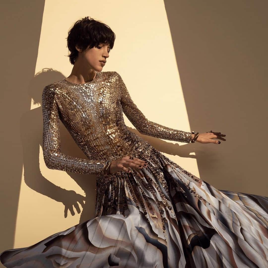 のインスタグラム：「Shimmering tones blends with the softest materials for a charming story, the one of #RobertoCavalli. #RobertoCavalliFW19 #RobertoCavalliGifts」