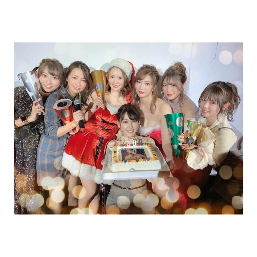 葉月ゆめさんのインスタグラム写真 - (葉月ゆめInstagram)「PIG撮影会 & Xmasオフ会 & お誕生日会に お越し下さった皆さまありがとうございました 🎄🎂 大成功で終えることができて 本当によかった ♡ 金子お誕生日おめでとう 🎁 ・ ・ こうして撮影会やオフ会などが開催できるのも 日頃から応援して下さるファンの皆さまがいてこそ ✨ オフ会でみんなの芸歴の話になり あまり気にしたことも無かったですが わたしはいつの間にか芸歴が 10年を越えていたようです。笑 あらためてファンの皆さまに感謝感謝です ありがとうございます 😌♡♡ ・ 新しくPIGROOMに所属した子たちにもやっと会えて みんなとてもいい子で… これから仲よくしてください 🤲🏻🤍 2020年はよりパワーアップしたPIGROOMで 盛り上げていきたいと思いますので 皆さまよろしくお願いします ✌🏻🧡 ・ ・ ・ たまに文句も言いますが（笑）、 マネージャーさん方いつもタレントのために 一生懸命頑張ってくれてありがとうございます 🐖🐖 #gravure #gravureidol #xmasparty #xmas #japanesegirl #pigroom #グラビア #クリスマスパーティー #お誕生日おめでとう #お誕生日会 #ピグルーム」12月23日 21時02分 - yume_hazuki