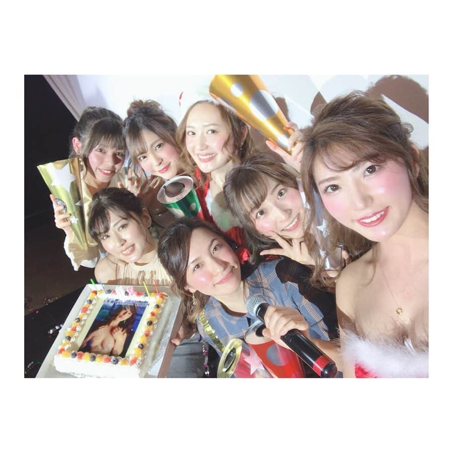 葉月ゆめさんのインスタグラム写真 - (葉月ゆめInstagram)「PIG撮影会 & Xmasオフ会 & お誕生日会に お越し下さった皆さまありがとうございました 🎄🎂 大成功で終えることができて 本当によかった ♡ 金子お誕生日おめでとう 🎁 ・ ・ こうして撮影会やオフ会などが開催できるのも 日頃から応援して下さるファンの皆さまがいてこそ ✨ オフ会でみんなの芸歴の話になり あまり気にしたことも無かったですが わたしはいつの間にか芸歴が 10年を越えていたようです。笑 あらためてファンの皆さまに感謝感謝です ありがとうございます 😌♡♡ ・ 新しくPIGROOMに所属した子たちにもやっと会えて みんなとてもいい子で… これから仲よくしてください 🤲🏻🤍 2020年はよりパワーアップしたPIGROOMで 盛り上げていきたいと思いますので 皆さまよろしくお願いします ✌🏻🧡 ・ ・ ・ たまに文句も言いますが（笑）、 マネージャーさん方いつもタレントのために 一生懸命頑張ってくれてありがとうございます 🐖🐖 #gravure #gravureidol #xmasparty #xmas #japanesegirl #pigroom #グラビア #クリスマスパーティー #お誕生日おめでとう #お誕生日会 #ピグルーム」12月23日 21時02分 - yume_hazuki