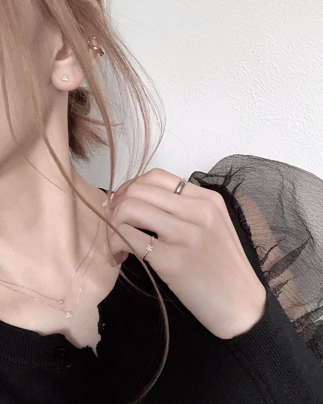 のインスタグラム：「initial accessory  小さめで、主張し過ぎないデザインの イニシャルアクセサリーをずっと探していて やっと見つけた🦢✨@bijoupiko_official  ダイヤが入ってここまで小ぶりで シンプルな字体のものがなかなか無くて 本当に最近ずっと探していたから、 結婚指輪を選んだお店で、また 素敵なデザインに出会えたのも嬉しいし お値段も可愛くて更にびっくり♡  ピアス、ネックレス、ピンキーリング それぞれイエローゴルド、ピンクゴールド ホワイトゴールドの3色ありました💍  ダイヤなしのピンキーリングは 重ね付けするのが可愛くてお気に入り💫  #ai518_accessory #initialaccessory #initialearring #initialring #initialnecklace」