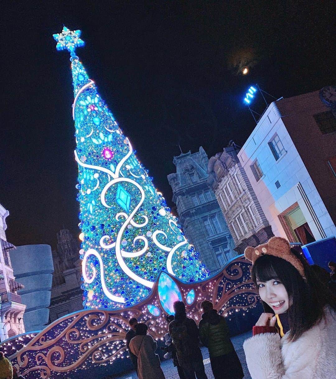 浅井麻里さんのインスタグラム写真 - (浅井麻里Instagram)「🎄⭐️﻿ ﻿ ディズニーのクリスマス写真もだけど、﻿ USJのクリスマス写真もたくさん💕🎅（笑）﻿ ﻿ ﻿ このでっかいツリーは電飾の数が世界一！！﻿ 9年連続ギネス記録⭐️﻿ 昼も綺麗だけどやっぱり夜のライトアップは﻿ すごくキラキラ輝いてて圧巻✨✨😍﻿ ﻿ 時間によってツリーの色が変わるから、﻿ 昼間のも合わせて数パターン写真のせてみた🎄﻿ スライドしてね⏩﻿ ﻿ ﻿ USJのナイトパレードに﻿ ハリポタのフロートもあって感動したから﻿ その動画また今度アップします！🙋‍♀️💕﻿ ﻿ ﻿ #ユニバーサルスタジオジャパン#ユニバ#ティムコーデ#クリスマスツリー#ツリー#USJクリスマス#usj#universalstudiojapan#universalstudiojapanosaka#大阪mari」12月23日 21時11分 - mari_asai_625